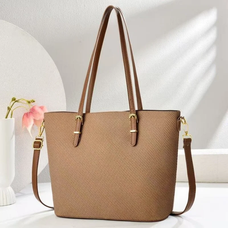 Классическая элегантная женская сумка через плечо, кожаная сумка через плечо премиум-класса с роскошной отделкой, известный дизайнер
Классическая элегантная женская сумка через плечо, кожаная сумка через плечо премиум-класса с роскошной отделкой, известный дизайнер