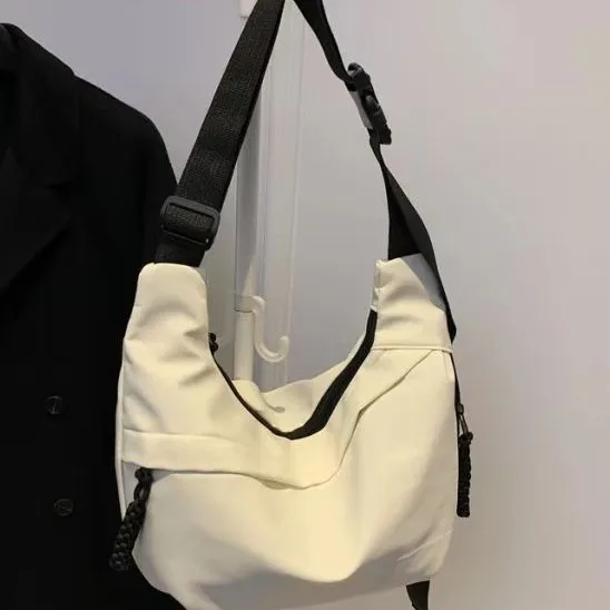 Dumpling bag women's messenger bag large-capacity commuter bag 2024 new bag women's shoulder simple versatile sports backpack
Dumpling bag women's messenger bag large-capacity commuter bag 2024 new bag women's shoulder simple versatile sports backpack