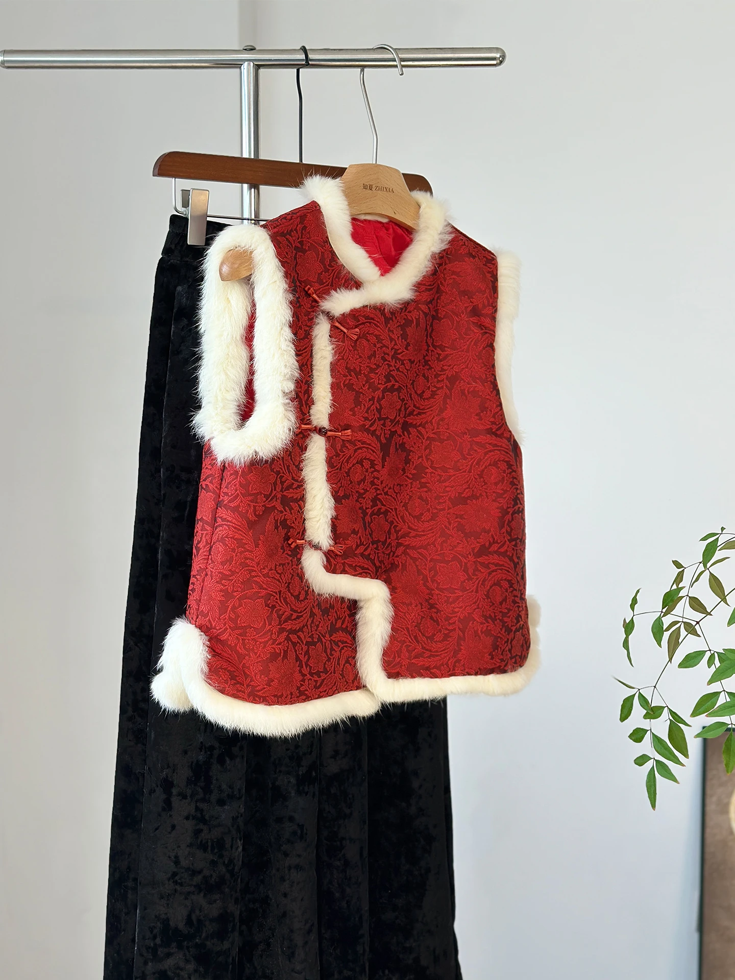 New Chinese Style Red Crossbody Vest Rabbit Fur Stitching Cotton Padded Thickened Outer Wear National Year Clothes
New Chinese Style Red Crossbody Vest Rabbit Fur Stitching Cotton Padded Thickened Outer Wear National Year Clothes