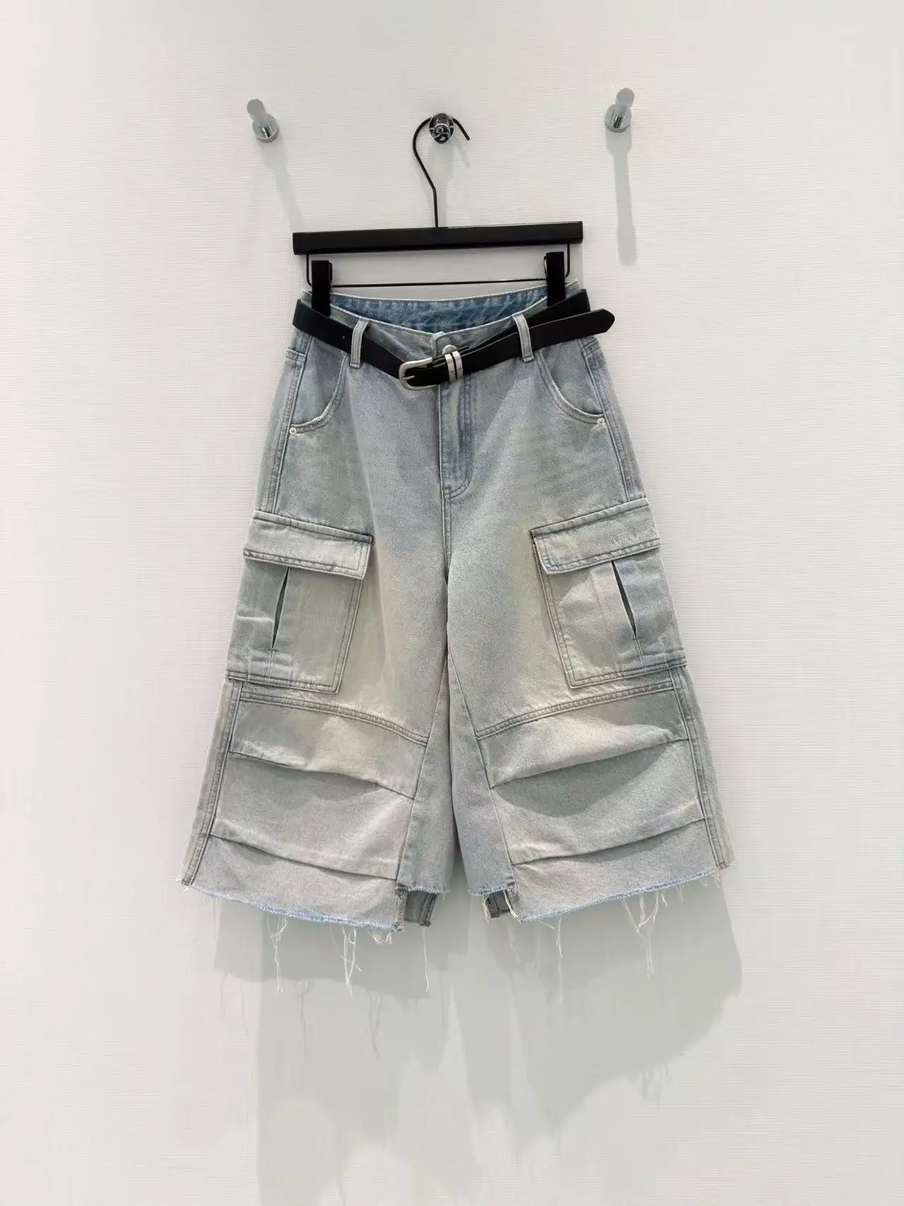 American style workwear light blue denim half-length pants, washed and distressed frayed wide-leg workwear pants
American style workwear light blue denim half-length pants, washed and distressed frayed wide-leg workwear pants