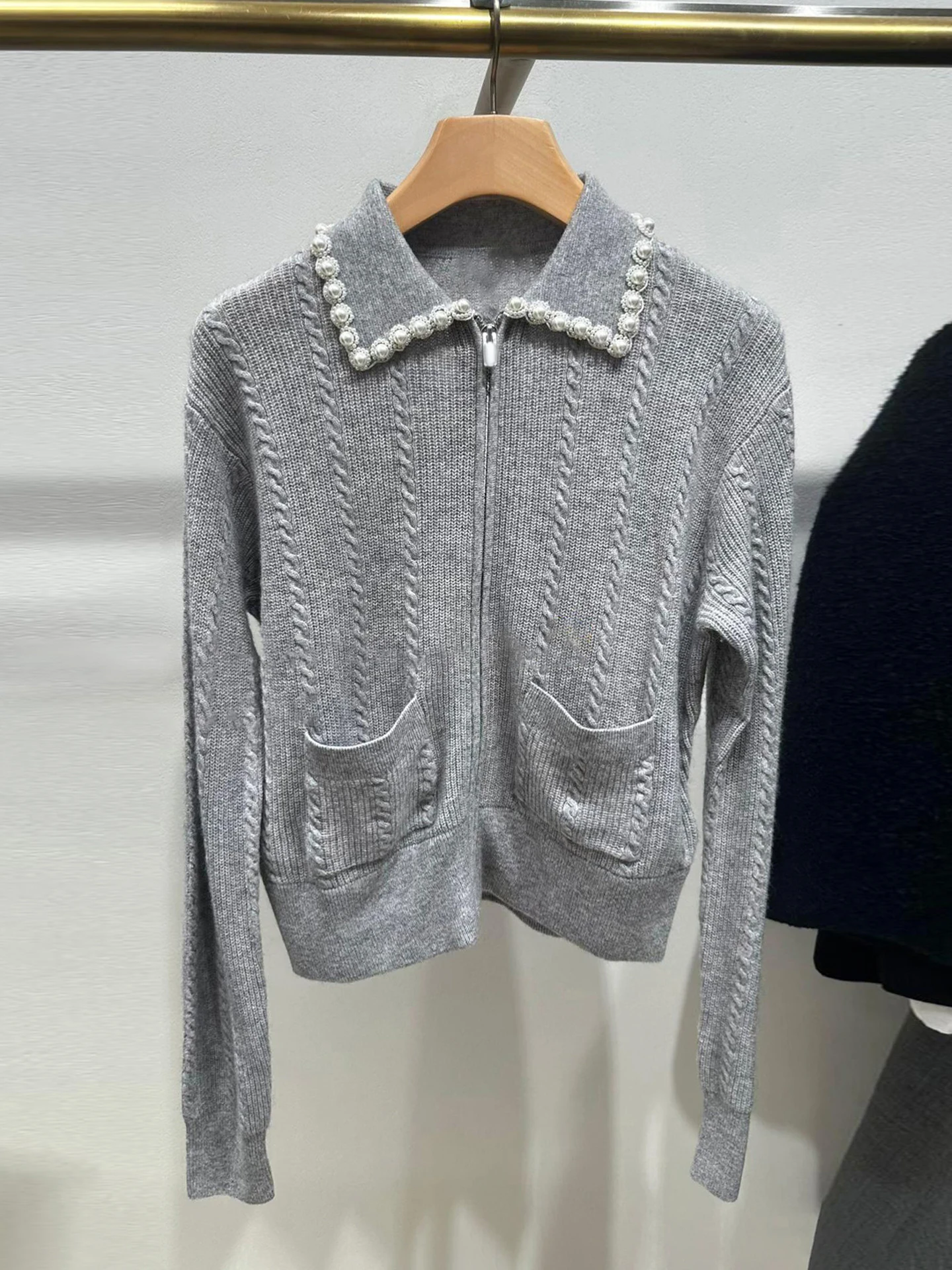 Ele Knitted Cardigan Top with Pearl Embelliment And Turn-down Collar for Women Autumn 2025 Simple Commute Sle Regular...
Ele Knitted Cardigan Top with Pearl Embelliment And Turn-down Collar for Women Autumn 2025 Simple Commute Sle Regular...