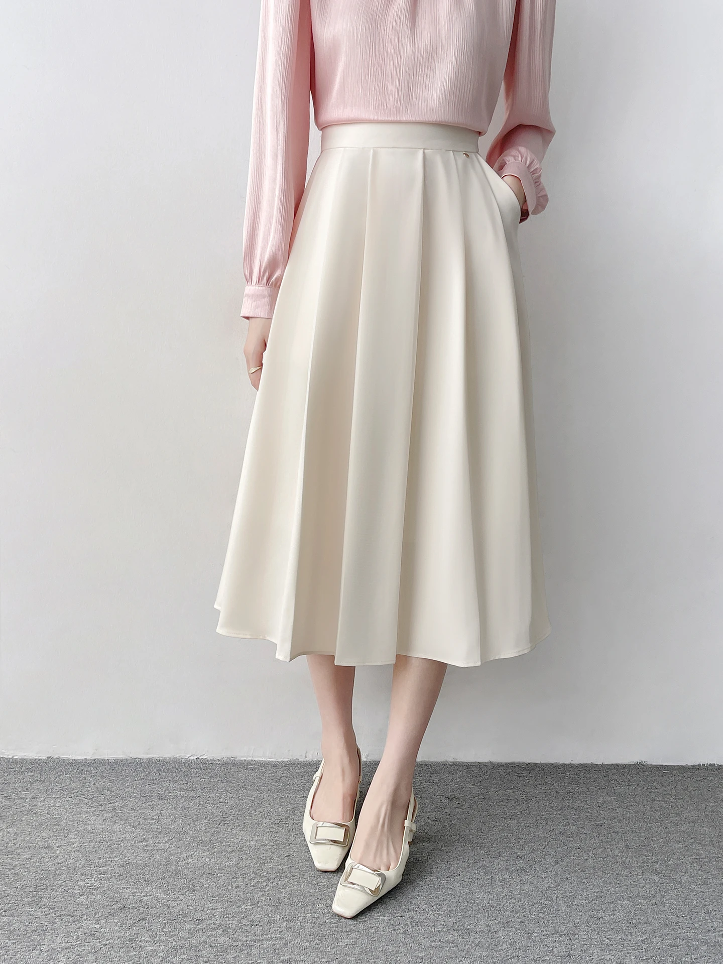 Корейская офисная юбка-костюм для женщин, весна-осень, А-силуэт, плиссированная, с завышенной талией, стройнящая, большая юбка из полиэфирного волокна
Корейская офисная юбка-костюм для женщин, весна-осень, А-силуэт, плиссированная, с завышенной талией, стройнящая, большая юбка из полиэфирного волокна