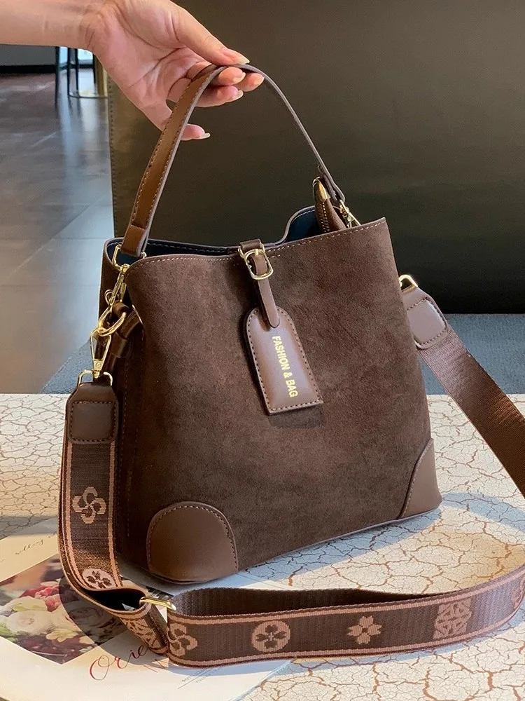 Stylish Bucket Handbag Women's Shoulder Crossbody Bag Versatile MKDA Retro New 2025 Soft Handle Casual Simple Style Ladies Bag
Stylish Bucket Handbag Women's Shoulder Crossbody Bag Versatile MKDA Retro New 2025 Soft Handle Casual Simple Style Ladies Bag