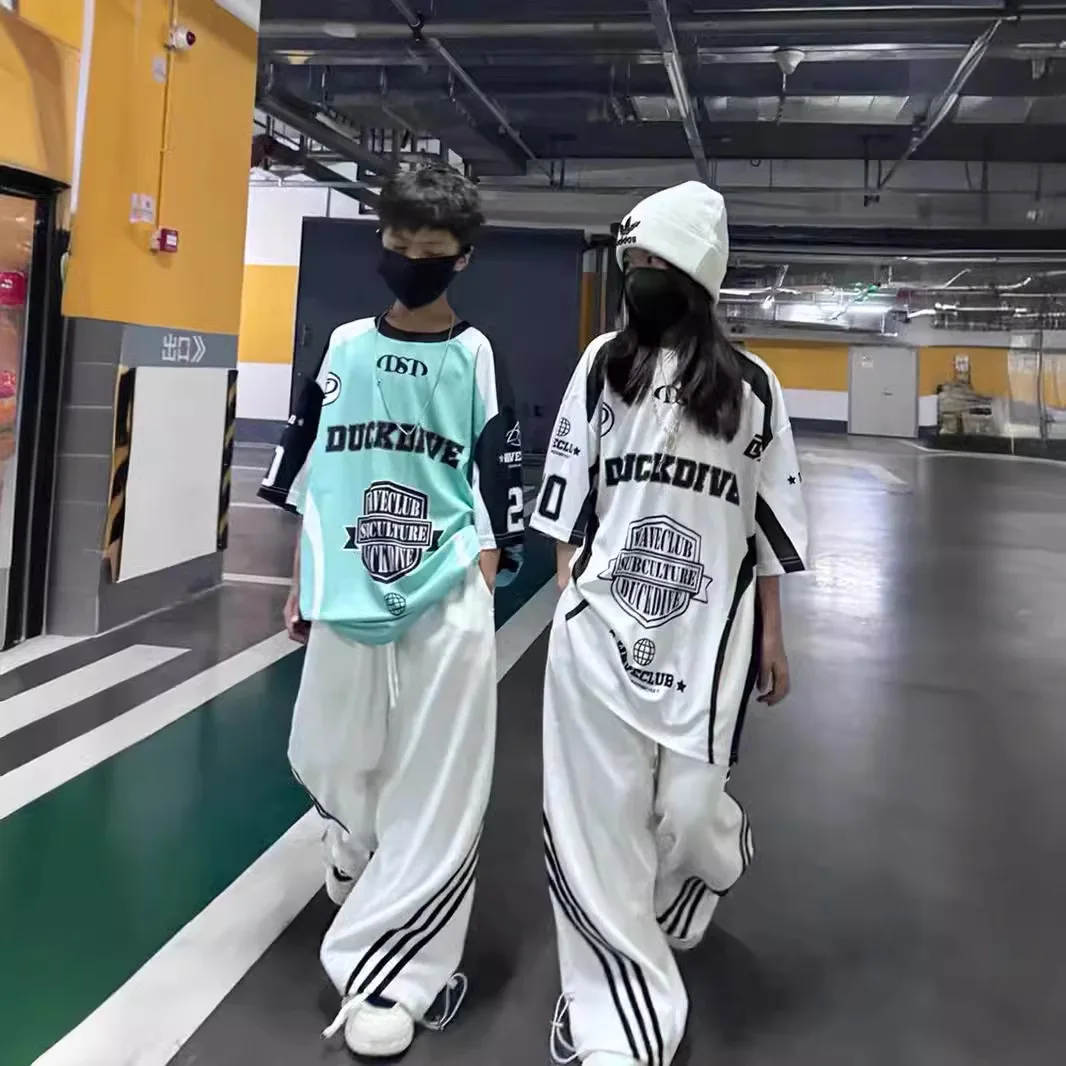 Korean boys and girls hip hop quick-drying short-sleeved T-shirt trousers children's 61 street dance performance suit
Korean boys and girls hip hop quick-drying short-sleeved T-shirt trousers children's 61 street dance performance suit