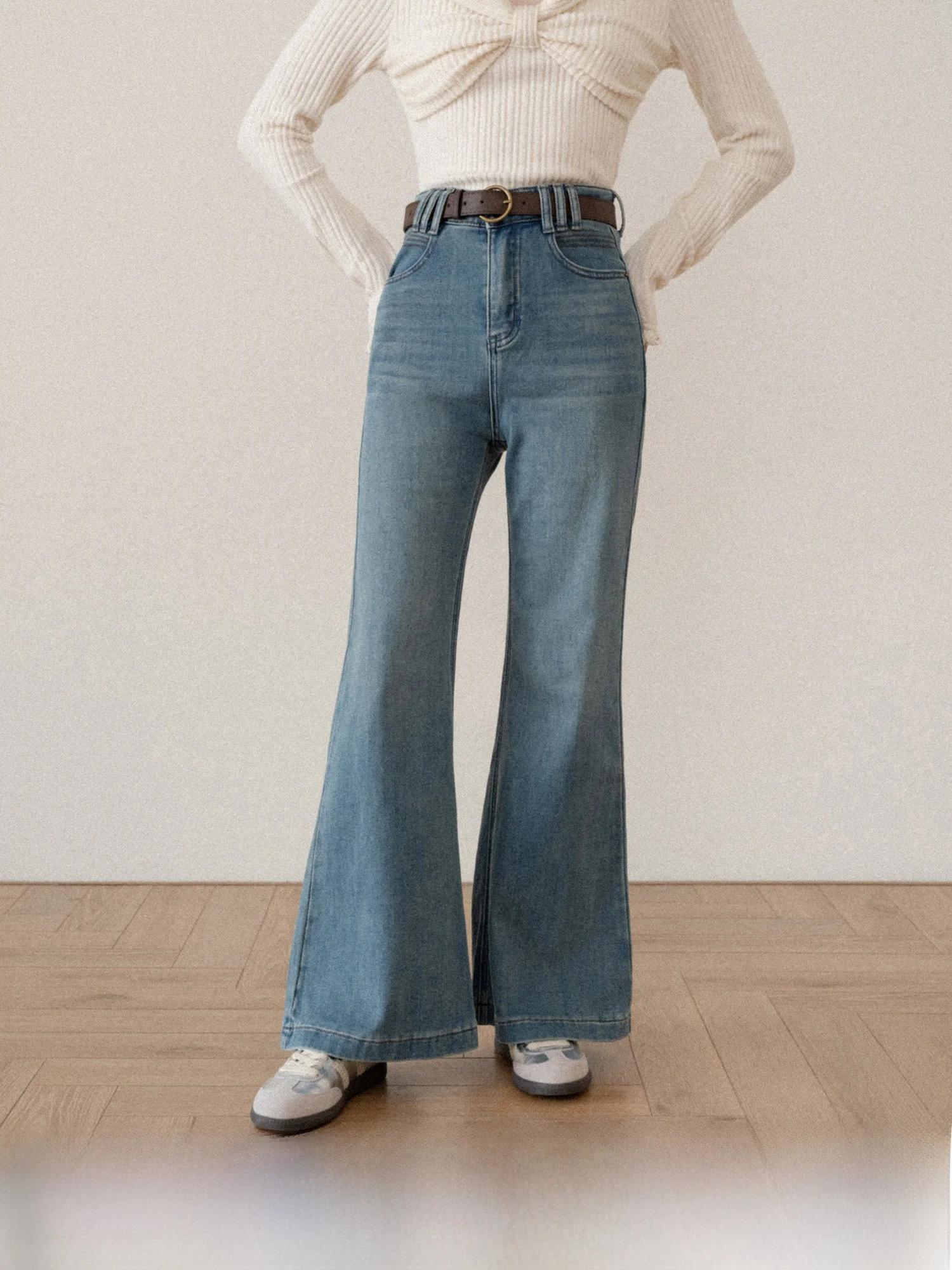 Женские джинсы с высокой талией и широкими штанинами, новая зимняя модель, свободные, теплые, в корейском стиле, повседневные, на молнии, синие, из смесового хлопка и денима
Женские джинсы с высокой талией и широкими штанинами, новая зимняя модель, свободные, теплые, в корейском стиле, повседневные, на молнии, синие, из смесового хлопка и денима