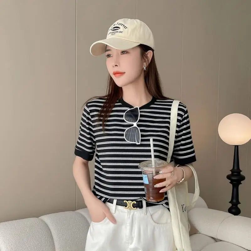Short sleeve T-shirt with striped contrast, classic slimming top, round neck, for spring and summer, new
Short sleeve T-shirt with striped contrast, classic slimming top, round neck, for spring and summer, new
