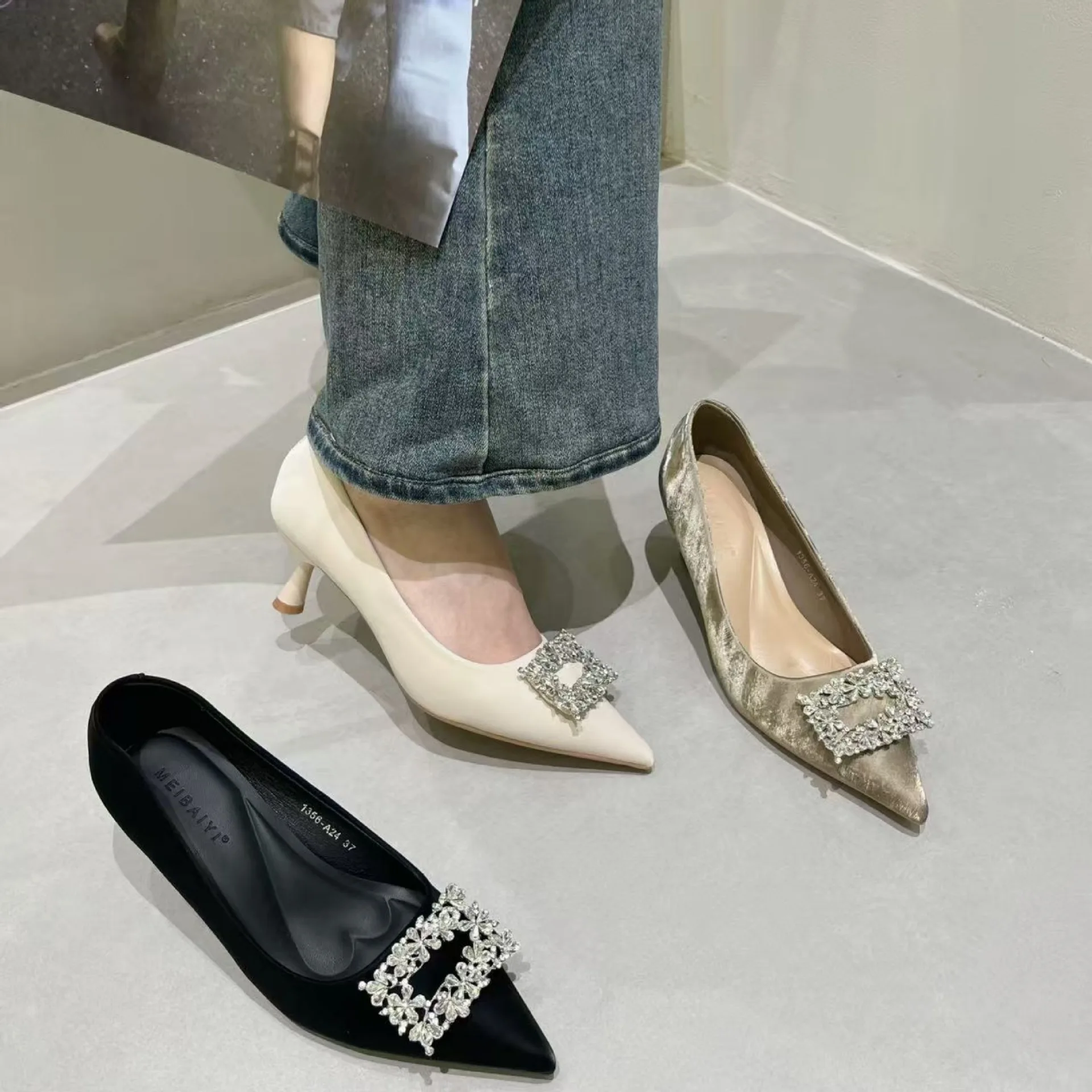 Fashionable Water Diamond Pointed Toe High Heels Women's New Silk Velvet Thin Heel Show Hoof Water Diamond Single Shoes Commu...
Fashionable Water Diamond Pointed Toe High Heels Women's New Silk Velvet Thin Heel Show Hoof Water Diamond Single Shoes Commu...