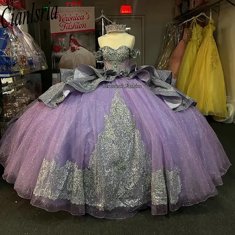 Сиреневое платье Quinceanera с открытыми плечами и оборками и бантом, бальное платье, серебряные аппликации, кружево с бисером, сладкий 15 лет, мексиканский индивидуальный заказ
Сиреневое платье Quinceanera с открытыми плечами и оборками и бантом, бальное платье, серебряные аппликации, кружево с бисером, сладкий 15 лет, мексиканский индивидуальный заказ