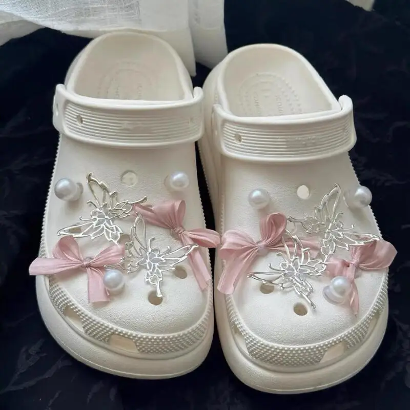 Elegant Pink Balletcore Ribbon Bowknot Shoe Charms Set Summer 2026 Designer DIY Clogs Accessories Luxury Pearl Shoes Decorations
Elegant Pink Balletcore Ribbon Bowknot Shoe Charms Set Summer 2026 Designer DIY Clogs Accessories Luxury Pearl Shoes Decorations