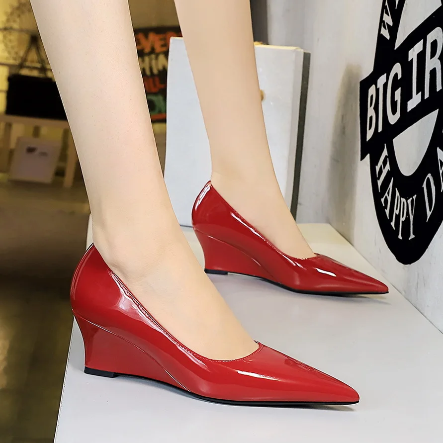 Style Fashionable Simple Banquet Slimming And Shiny Surface Patent Leather Shallow Mouth Pointed High-heeled Slope Women Pumps
Style Fashionable Simple Banquet Slimming And Shiny Surface Patent Leather Shallow Mouth Pointed High-heeled Slope Women Pumps