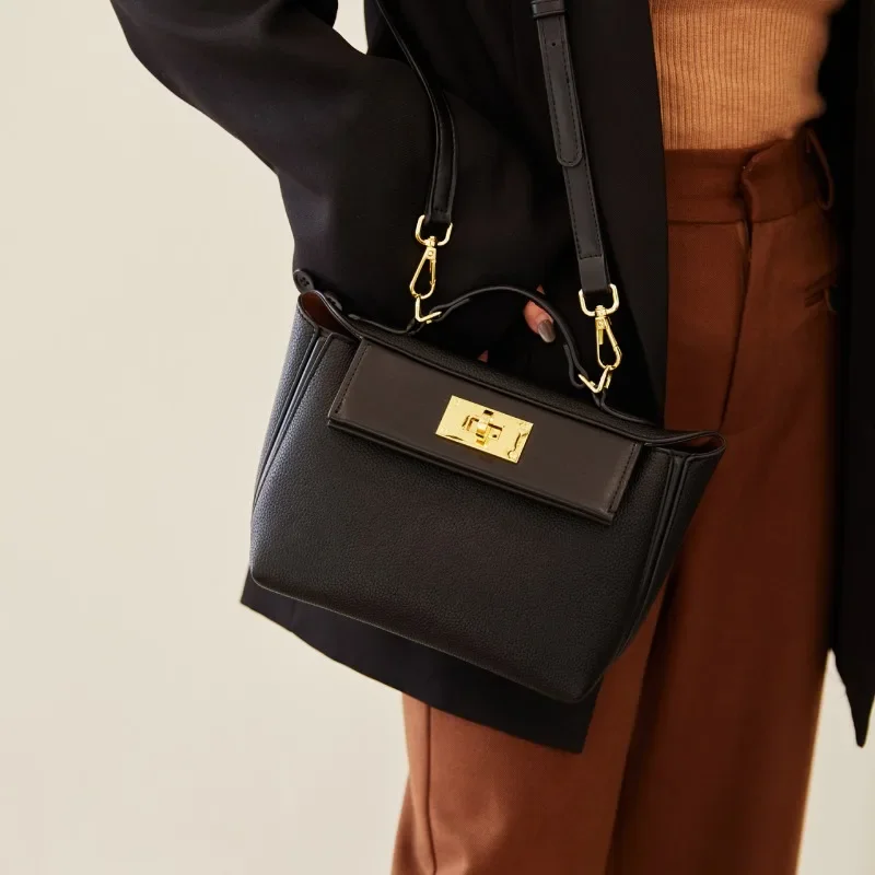 Classic Elegant Shoulder Bag For Women - Luxury Brand Leather Messenger Bag With High-Quality Finish
Classic Elegant Shoulder Bag For Women - Luxury Brand Leather Messenger Bag With High-Quality Finish