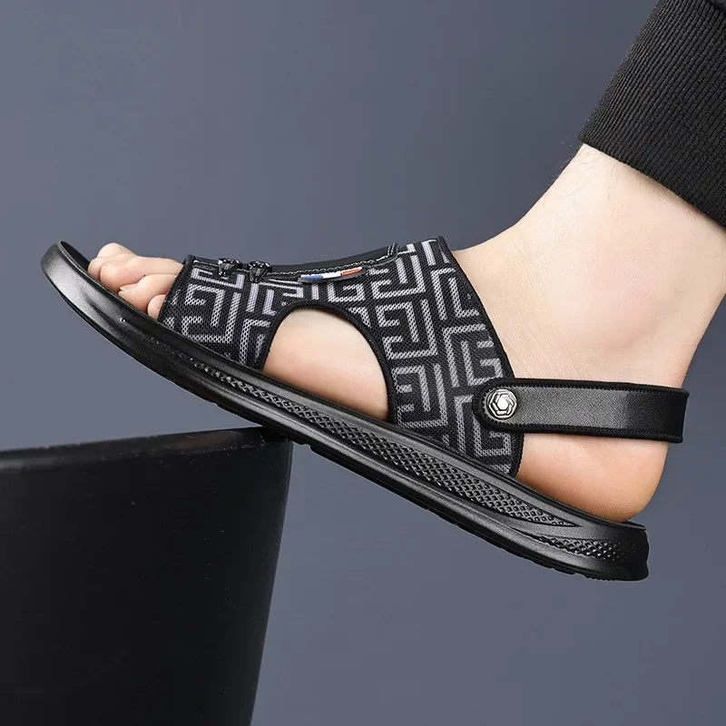 Новая мужская обувь, летние сандалии в полоску с принтом, повседневные шлепанцы, крутая пляжная обувь на мягкой подошве
Новая мужская обувь, летние сандалии в полоску с принтом, повседневные шлепанцы, крутая пляжная обувь на мягкой подошве