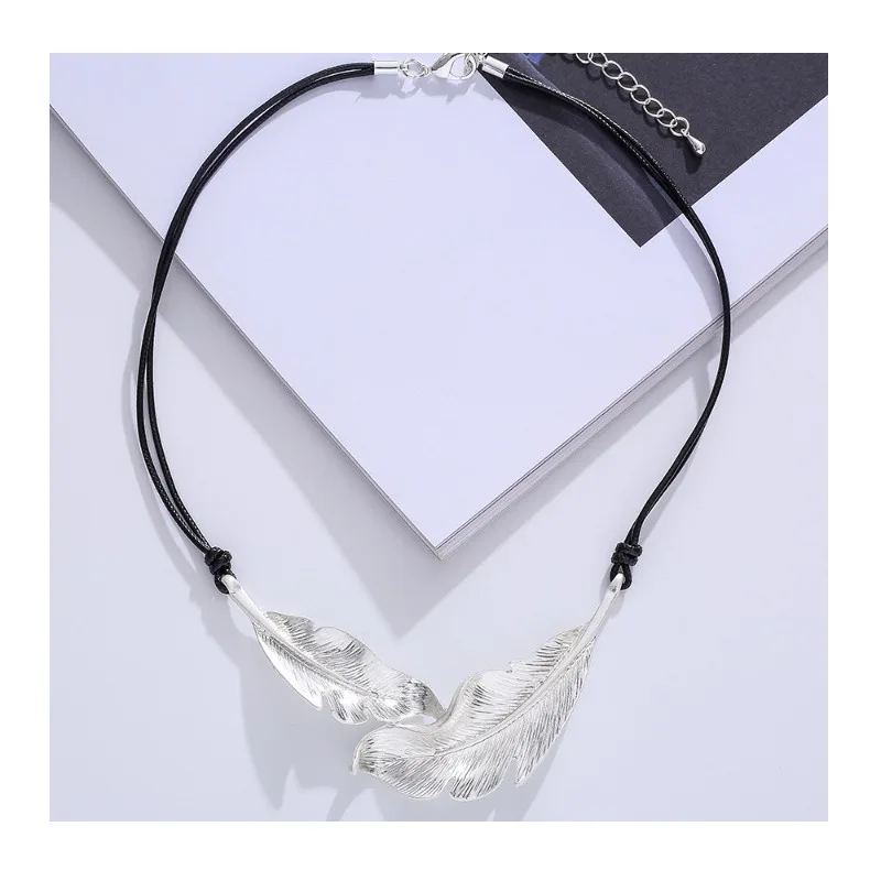 Foreign Trade Metal Leather Rope Simple Women's Feather Short Necklace Popular Plant Flower
Foreign Trade Metal Leather Rope Simple Women's Feather Short Necklace Popular Plant Flower