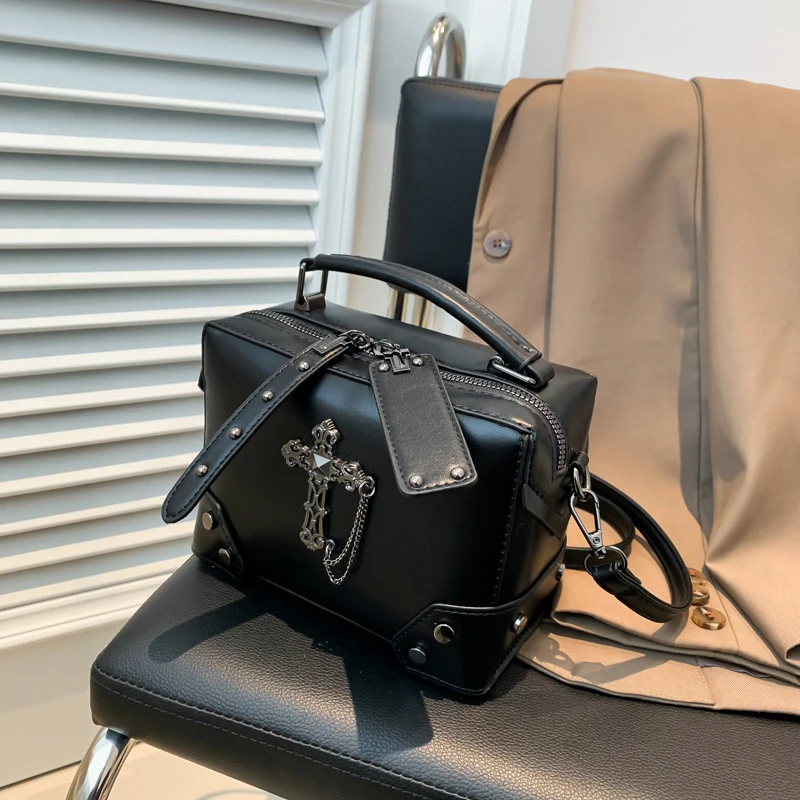 Женская квадратная маленькая сумка через плечо в готическом стиле в стиле панк с верхней ручкой, черепом и цепочкой с перекрестием из искусственной кожи, женская сумка на плечо, кошелек
Женская квадратная маленькая сумка через плечо в готическом стиле в стиле панк с верхней ручкой, черепом и цепочкой с перекрестием из искусственной кожи, женская сумка на плечо, кошелек