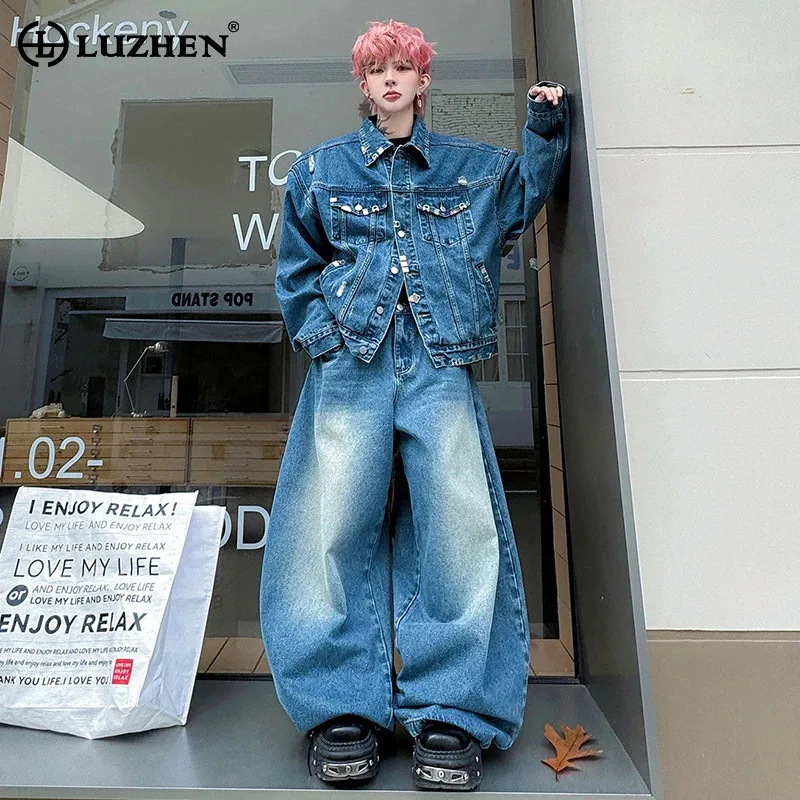 Мужской джинсовый костюм LUZHEN 2026: куртка с металлическими пряжками и свободные широкие джинсы, модный уличный комплект из двух предметов JY6145
Мужской джинсовый костюм LUZHEN 2026: куртка с металлическими пряжками и свободные широкие джинсы, модный уличный комплект из двух предметов JY6145