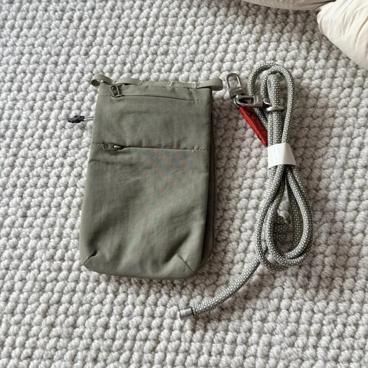 2025 дизайнерская популярная стильная ручная кладь для телефона, маленькая сумка через плечо, женская и мужская сумка для карт, сумка для хранения документов, размер 15*2,9*19
2025 дизайнерская популярная стильная ручная кладь для телефона, маленькая сумка через плечо, женская и мужская сумка для карт, сумка для хранения документов, размер 15*2,9*19