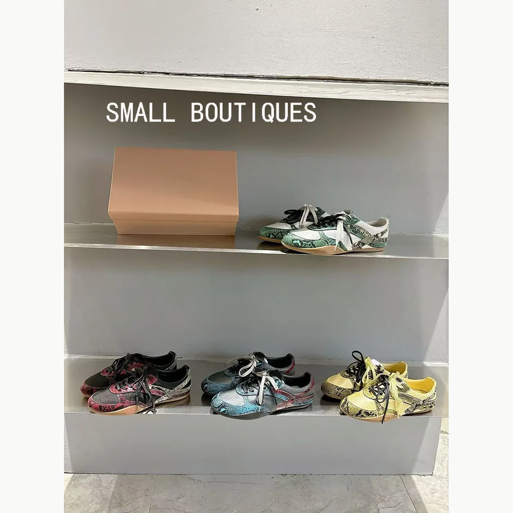 Новинка 2025, повседневная спортивная женская обувь в стиле ретро со змеиным узором Deqin oes, легкая удобная обувь с двойным кружевом и круглым носком
Новинка 2025, повседневная спортивная женская обувь в стиле ретро со змеиным узором Deqin oes, легкая удобная обувь с двойным кружевом и круглым носком