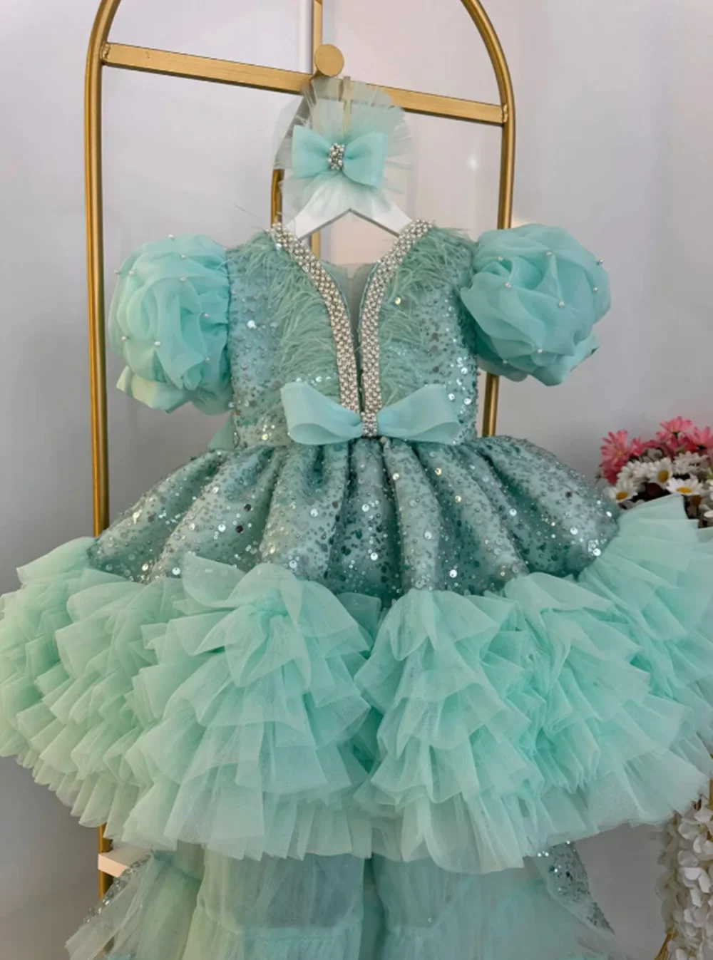 Мятное платье с пышными рукавами и блестками и оборками из тюля для девочек-цветочниц со съемным шлейфом
Мятное платье с пышными рукавами и блестками и оборками из тюля для девочек-цветочниц со съемным шлейфом