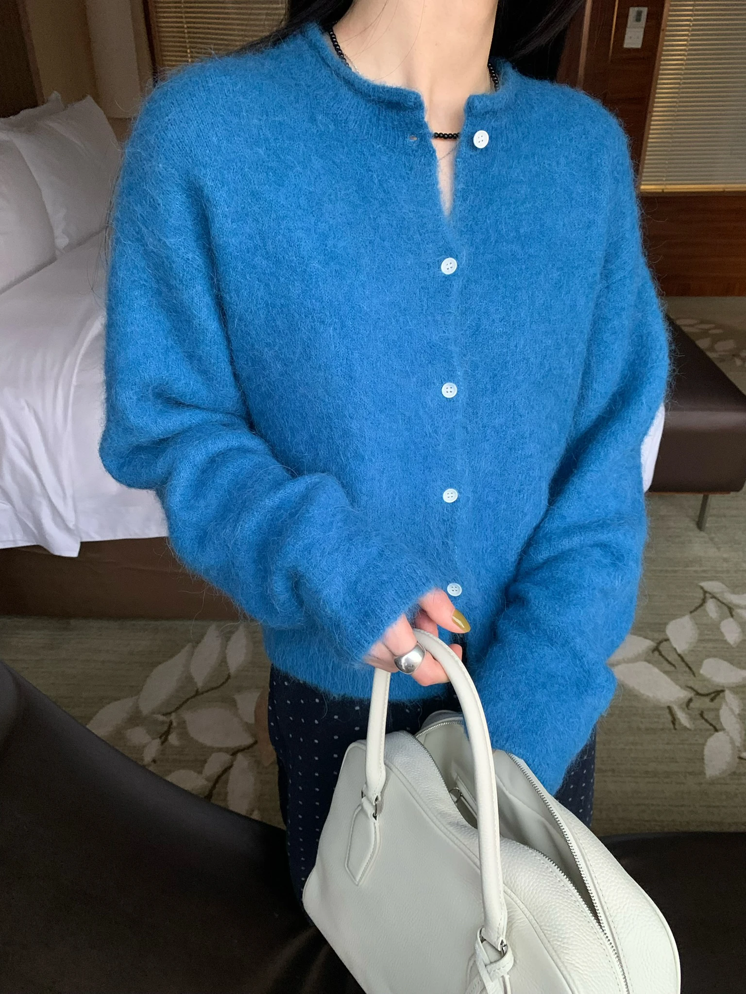 Мягкий вязаный свитер свободного кроя с вырезами на плечах из шерсти альпака, осенне-зимний, в корейском стиле, универсальный, повседневный, с длинными рукавами, для...
Мягкий вязаный свитер свободного кроя с вырезами на плечах из шерсти альпака, осенне-зимний, в корейском стиле, универсальный, повседневный, с длинными рукавами, для...