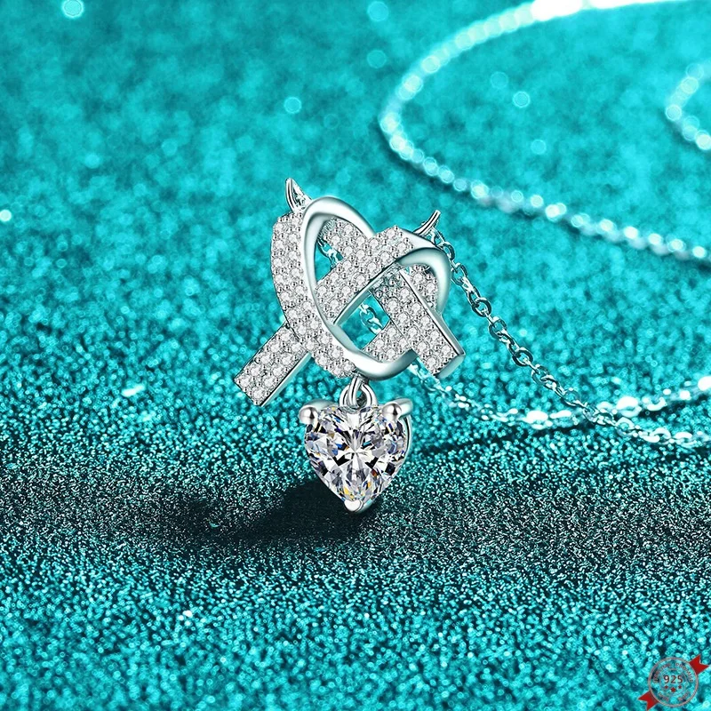1.0ct Moissanite S925 Silver Necklet Pendant for Women Men Plated Pt950 Cartoon Love Heart Charms Necklace Jewelry Wholesale
1.0ct Moissanite S925 Silver Necklet Pendant for Women Men Plated Pt950 Cartoon Love Heart Charms Necklace Jewelry Wholesale
