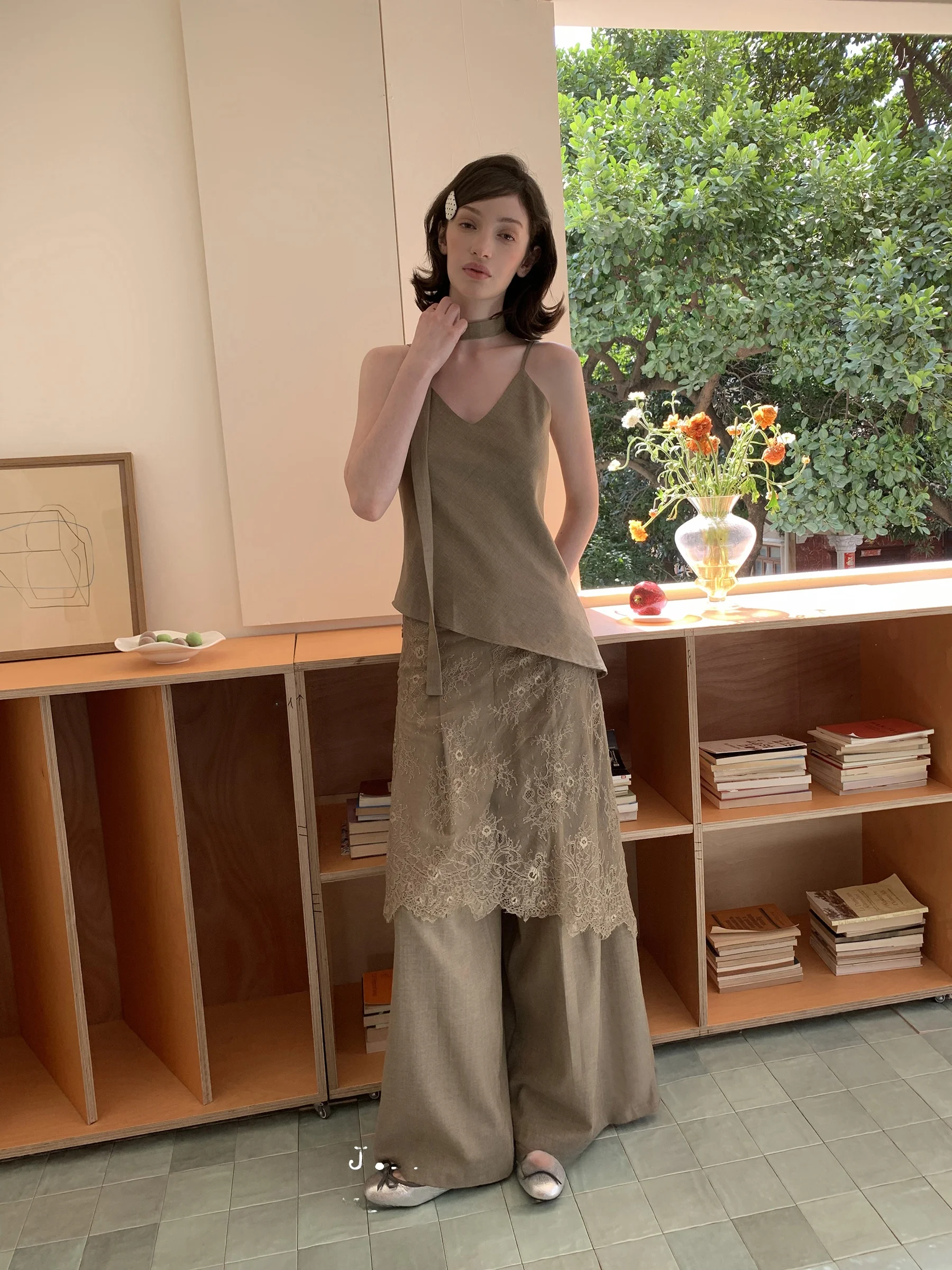 JDE Asymmetric Lace Halter Top High Waist Wide Leg Pants Women's Summer Casual Two-Piece Set Fashionable Ensemble
JDE Asymmetric Lace Halter Top High Waist Wide Leg Pants Women's Summer Casual Two-Piece Set Fashionable Ensemble