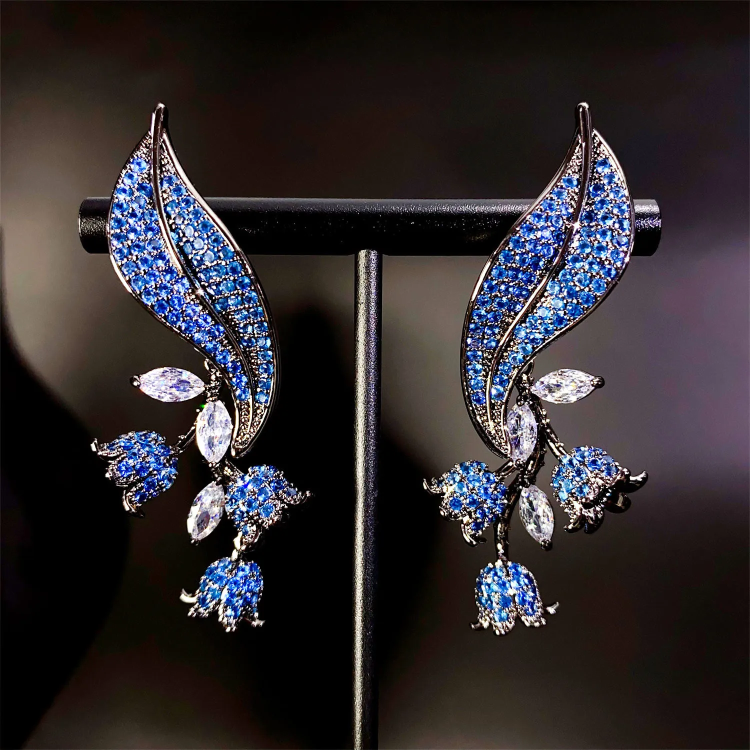 designer earrings blue white zircon leaf pendant earrings women luxury jewelry wedding dinner party classy jewelry wholesale
designer earrings blue white zircon leaf pendant earrings women luxury jewelry wedding dinner party classy jewelry wholesale