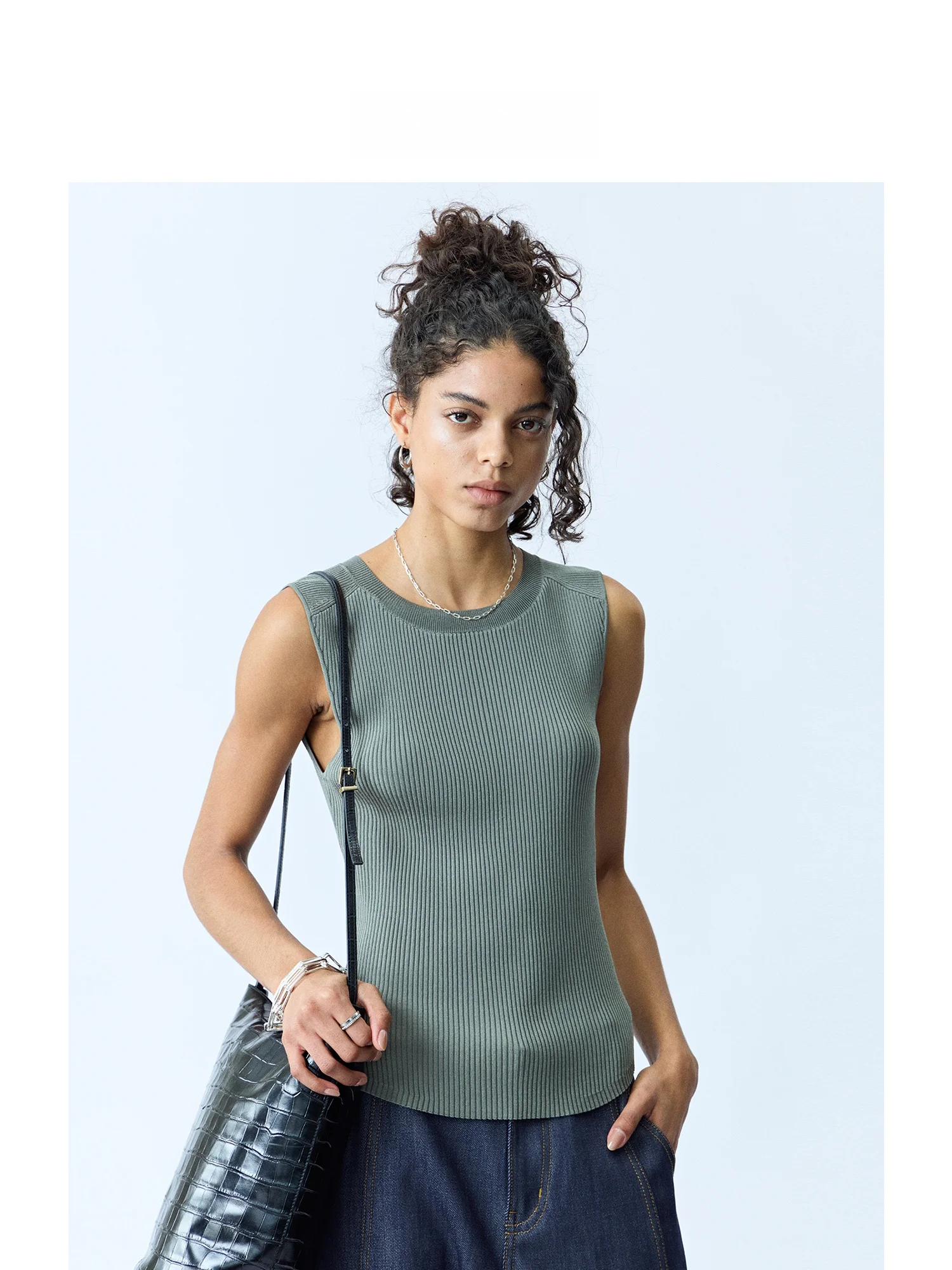 Unica Slim Fit Knitted Vest Glossy Soft Texture Sleeveless Warmth Control for Women round Neckline V-Neckline Available
Unica Slim Fit Knitted Vest Glossy Soft Texture Sleeveless Warmth Control for Women round Neckline V-Neckline Available