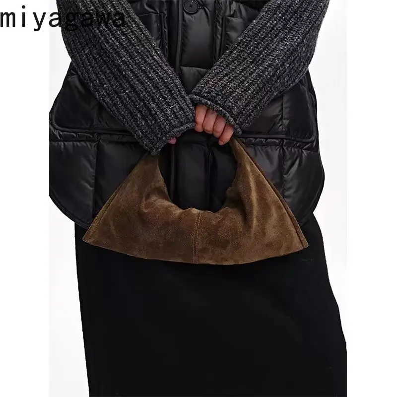 Сумка с ручкой Miyagawa для женщин, осенне-зимняя новая нишевая сумка из искусственной замши в стиле ретро на одно плечо
Сумка с ручкой Miyagawa для женщин, осенне-зимняя новая нишевая сумка из искусственной замши в стиле ретро на одно плечо