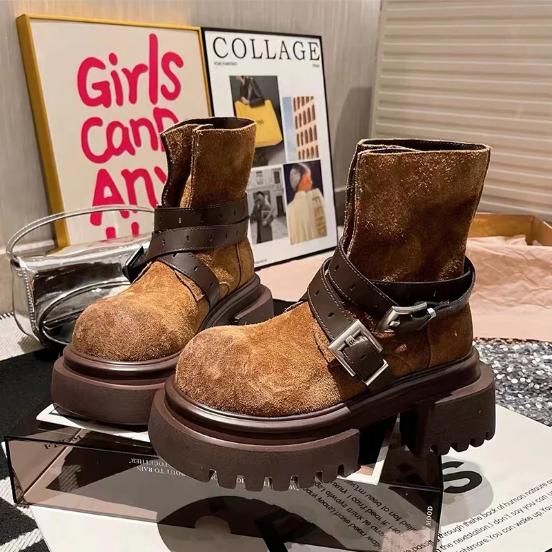 Platform Women's Ankle Boots Mid Heels Designer Suede Shoes 2025 Winter Gothic Boots New Fashion Trend Buckle Mujer De Botas 
Platform Women's Ankle Boots Mid Heels Designer Suede Shoes 2025 Winter Gothic Boots New Fashion Trend Buckle Mujer De Botas