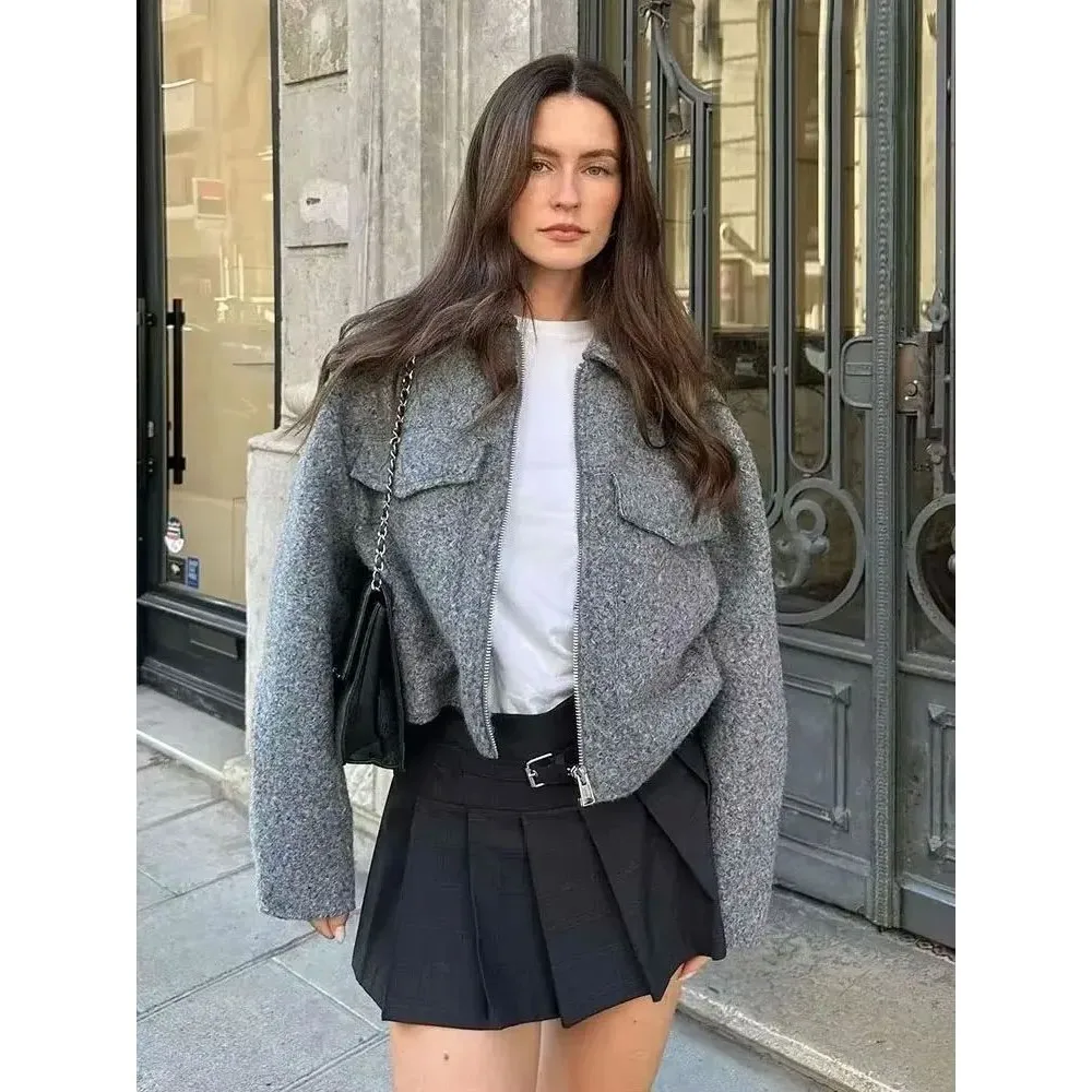 Женская шикарная укороченная куртка с клапанами и нашивками, модная зимняя верхняя одежда, подходящая для женщин среднего возраста, стильный комплект
Женская шикарная укороченная куртка с клапанами и нашивками, модная зимняя верхняя одежда, подходящая для женщин среднего возраста, стильный комплект