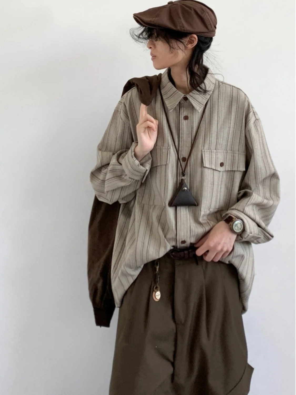 Повседневная свободная мужская рубашка с вертикальными полосками, простой ретро-стиль в гонконгском стиле, осенняя новинка, универсальный свободный топ из полиэфирного волокна
Повседневная свободная мужская рубашка с вертикальными полосками, простой ретро-стиль в гонконгском стиле, осенняя новинка, универсальный свободный топ из полиэфирного волокна