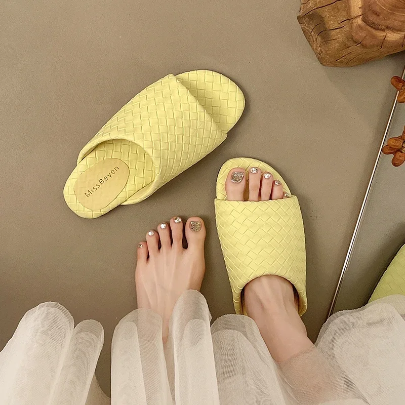 Men Women Light Summer Casual Sandals Flexible Wearproof Outsole for Household Rest and Short Outdoor Seaside Strolls
Men Women Light Summer Casual Sandals Flexible Wearproof Outsole for Household Rest and Short Outdoor Seaside Strolls