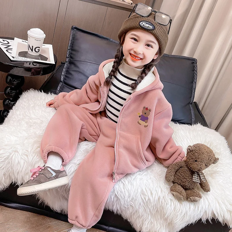 Костюм на флисовой подкладке с рисунком медведя для маленьких девочек, осень-зима, новинка 2025, детский модный утолщенный комплект из двух предметов для детской одежды
Костюм на флисовой подкладке с рисунком медведя для маленьких девочек, осень-зима, новинка 2025, детский модный утолщенный комплект из двух предметов для детской одежды