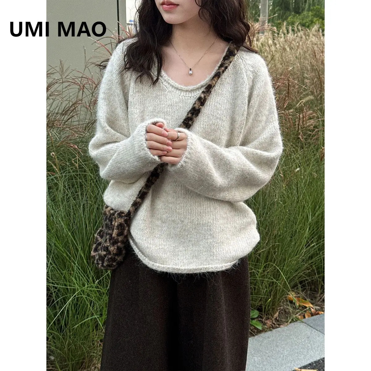 UMI MAO Korean Style Loose V-Neck Soft Knitted Inner Wear Long Sleeve Women Winter New Casual Rolled Hem Top Femme
UMI MAO Korean Style Loose V-Neck Soft Knitted Inner Wear Long Sleeve Women Winter New Casual Rolled Hem Top Femme