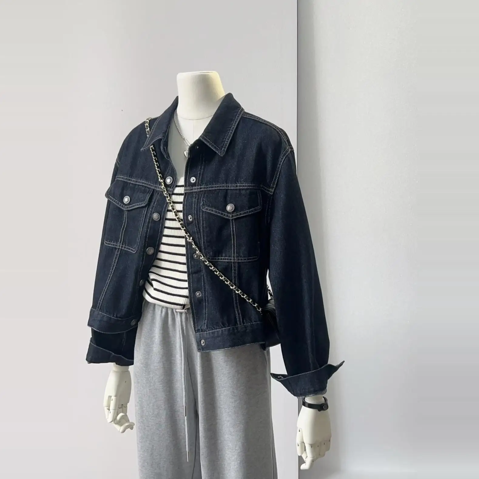 Spring Autumn Deep Blue Denim Jacket Women Long Sleeved Turn Down Collar Short Jean Jacket Female Casual Solid Color Outerwear
Spring Autumn Deep Blue Denim Jacket Women Long Sleeved Turn Down Collar Short Jean Jacket Female Casual Solid Color Outerwear