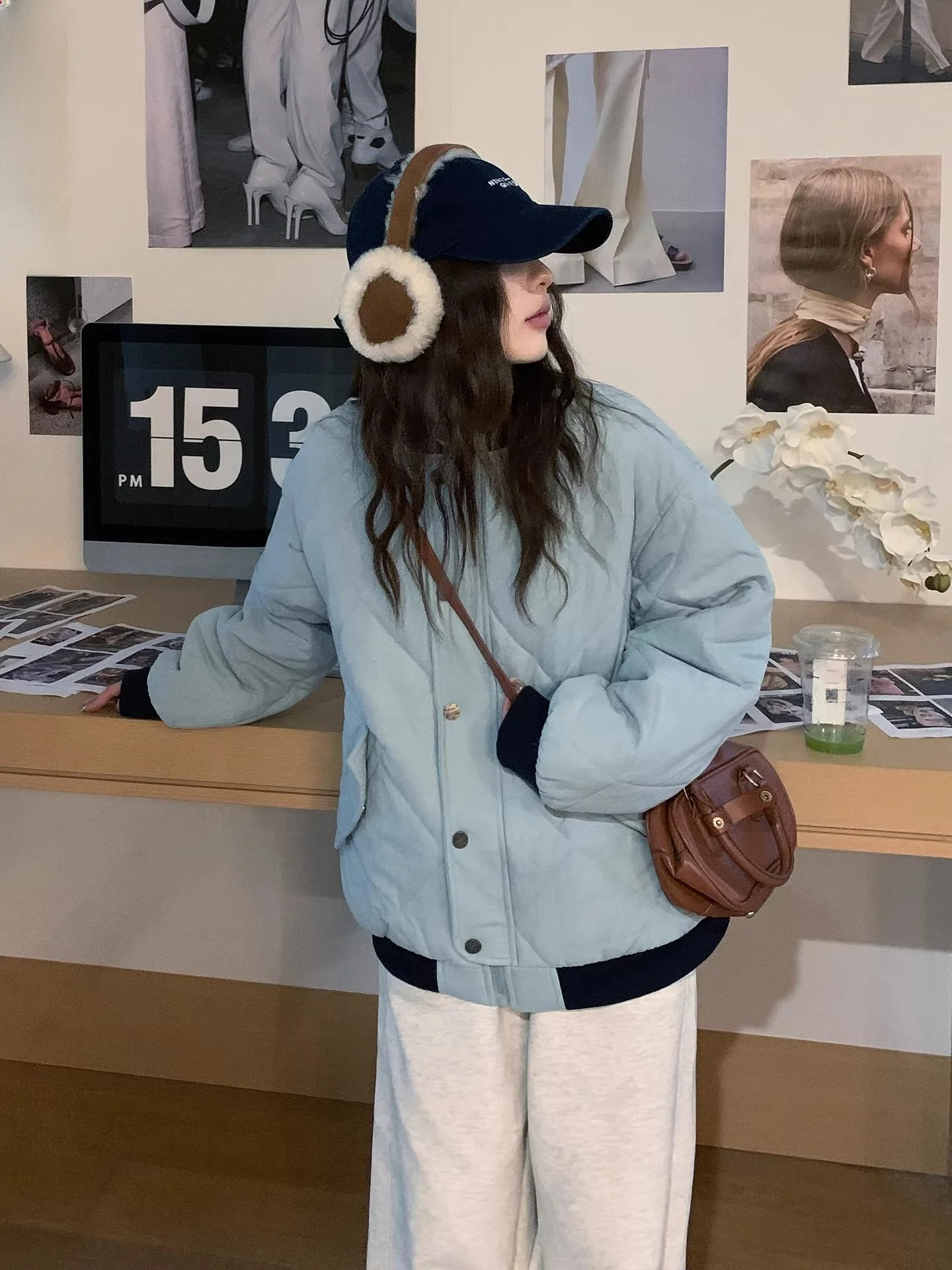 Американский утепленный хлопковый пуховик-куртка 2025 года, зимний, свободного кроя, в корейском стиле, стильный женский стеганый пуховик, верхняя одежда
Американский утепленный хлопковый пуховик-куртка 2025 года, зимний, свободного кроя, в корейском стиле, стильный женский стеганый пуховик, верхняя одежда