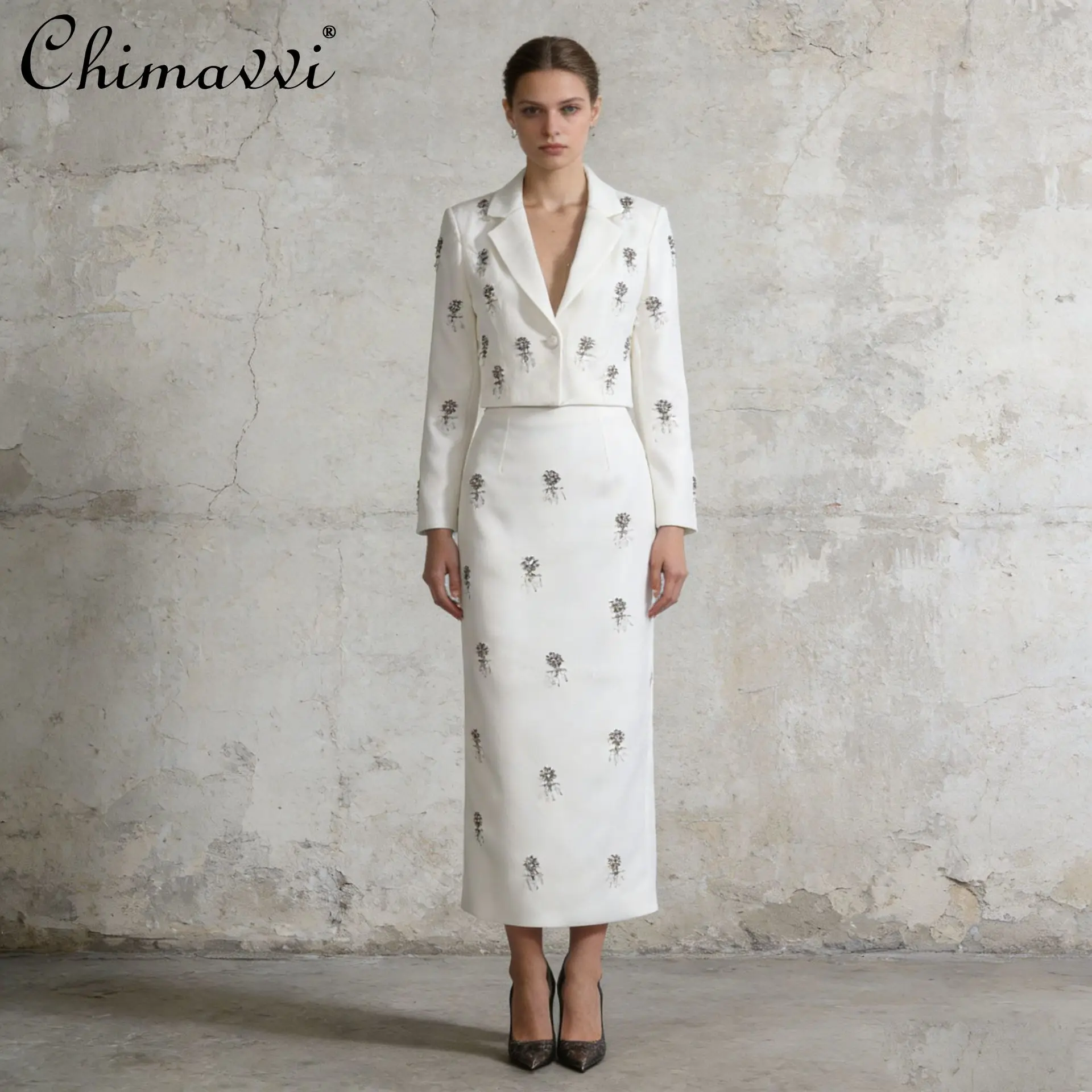 Костюм-двойка для женщин: элегантный французский блейзер с длинными рукавами и юбка-миди с завышенной талией, весна 2026
Костюм-двойка для женщин: элегантный французский блейзер с длинными рукавами и юбка-миди с завышенной талией, весна 2026