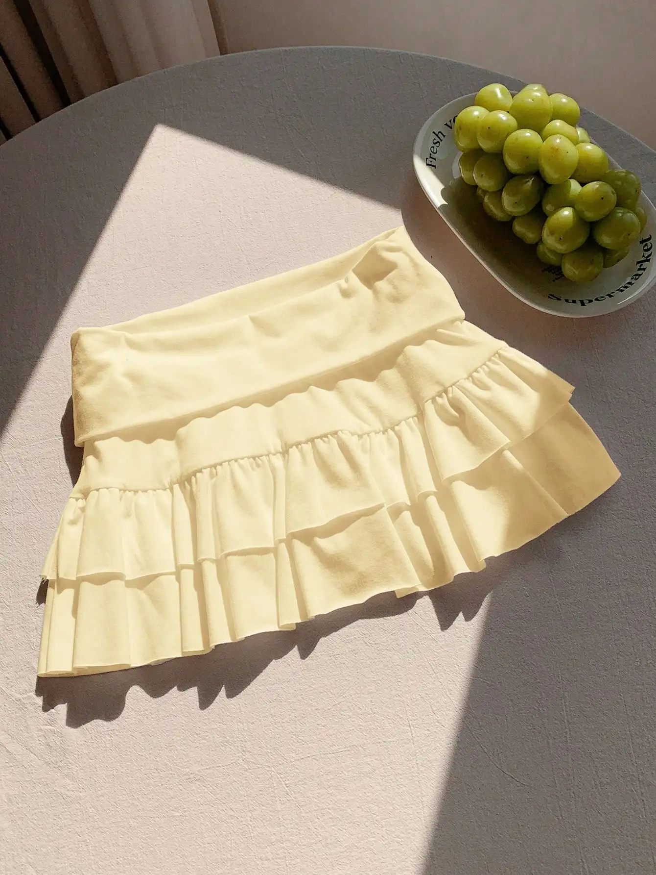 Желтая многослойная мини-юбка с рюшами, высокой талией и эластичной тканью
Желтая многослойная мини-юбка с рюшами, высокой талией и эластичной тканью