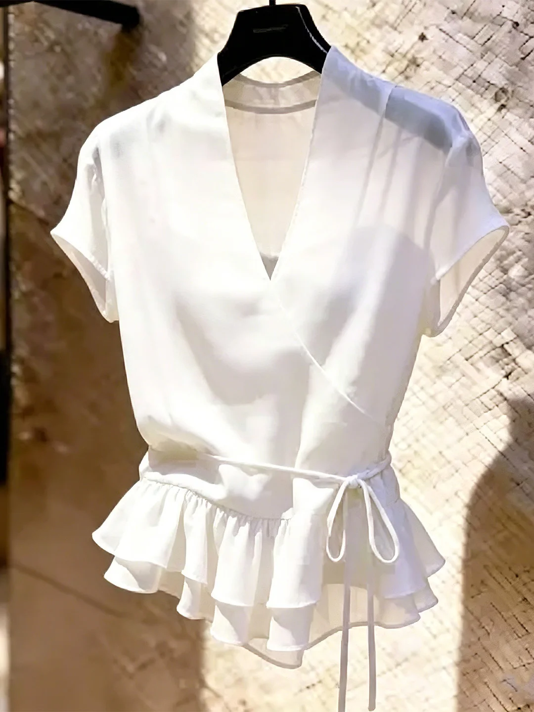 Slimming V-Neck Short Sleeve Shirt Women's Pure Color Versatile Belted Waist Design Summer 2026 Korean Style Straight Cut Top
Slimming V-Neck Short Sleeve Shirt Women's Pure Color Versatile Belted Waist Design Summer 2026 Korean Style Straight Cut Top