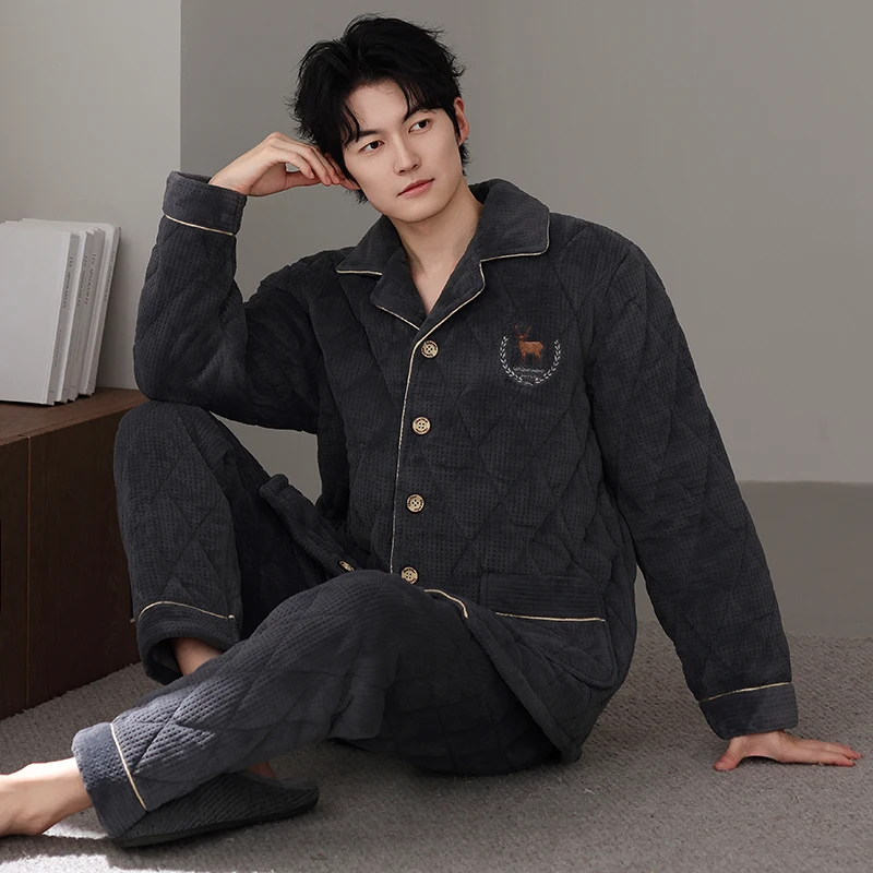 Высококачественный зимний мужской пижамный комплект: теплая, толстая мужская одежда для сна из трехслойного хлопка, домашняя одежда для мужчин
Высококачественный зимний мужской пижамный комплект: теплая, толстая мужская одежда для сна из трехслойного хлопка, домашняя одежда для мужчин