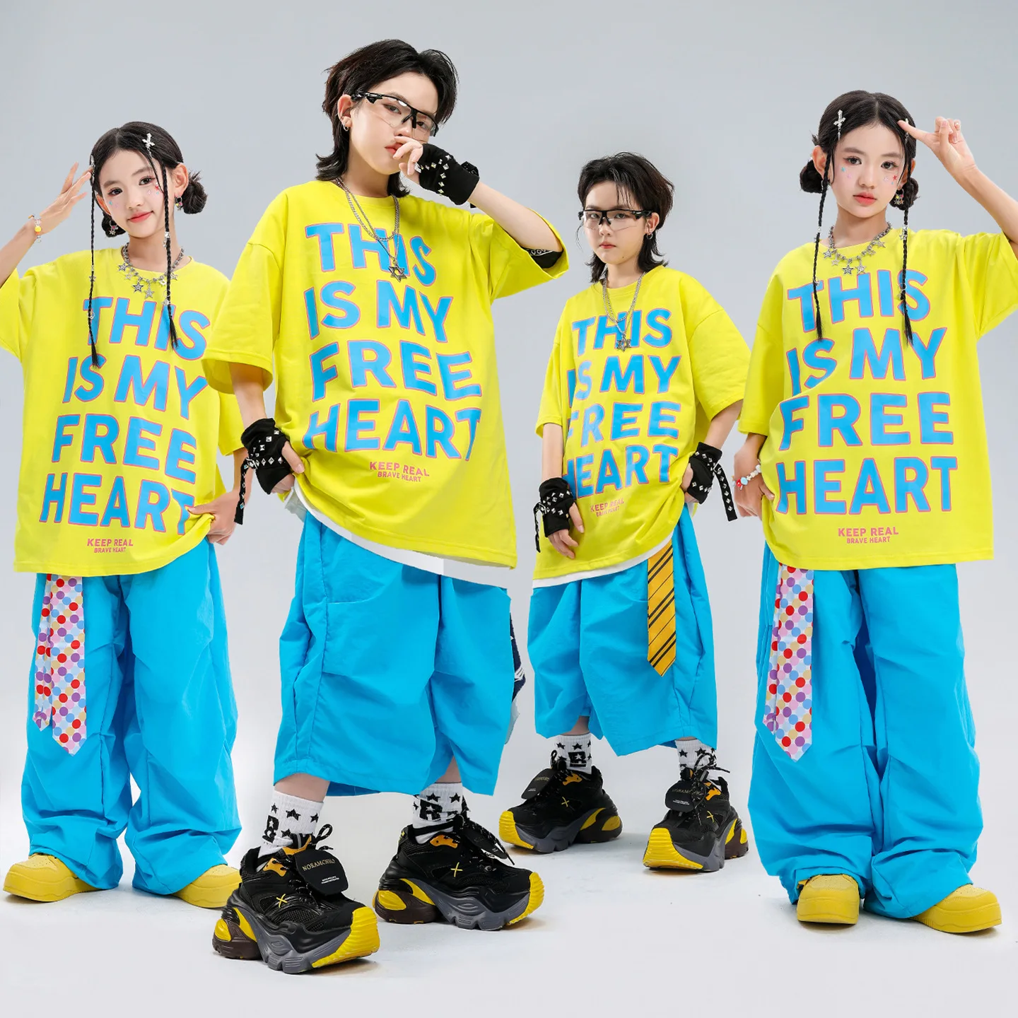 Kids Boys Girls Hip Hop Street Dance Outfit Loose Yellow Letter Print T-shirt Blue Wide Leg Pants Set Casual Performance Costume
Kids Boys Girls Hip Hop Street Dance Outfit Loose Yellow Letter Print T-shirt Blue Wide Leg Pants Set Casual Performance Costume