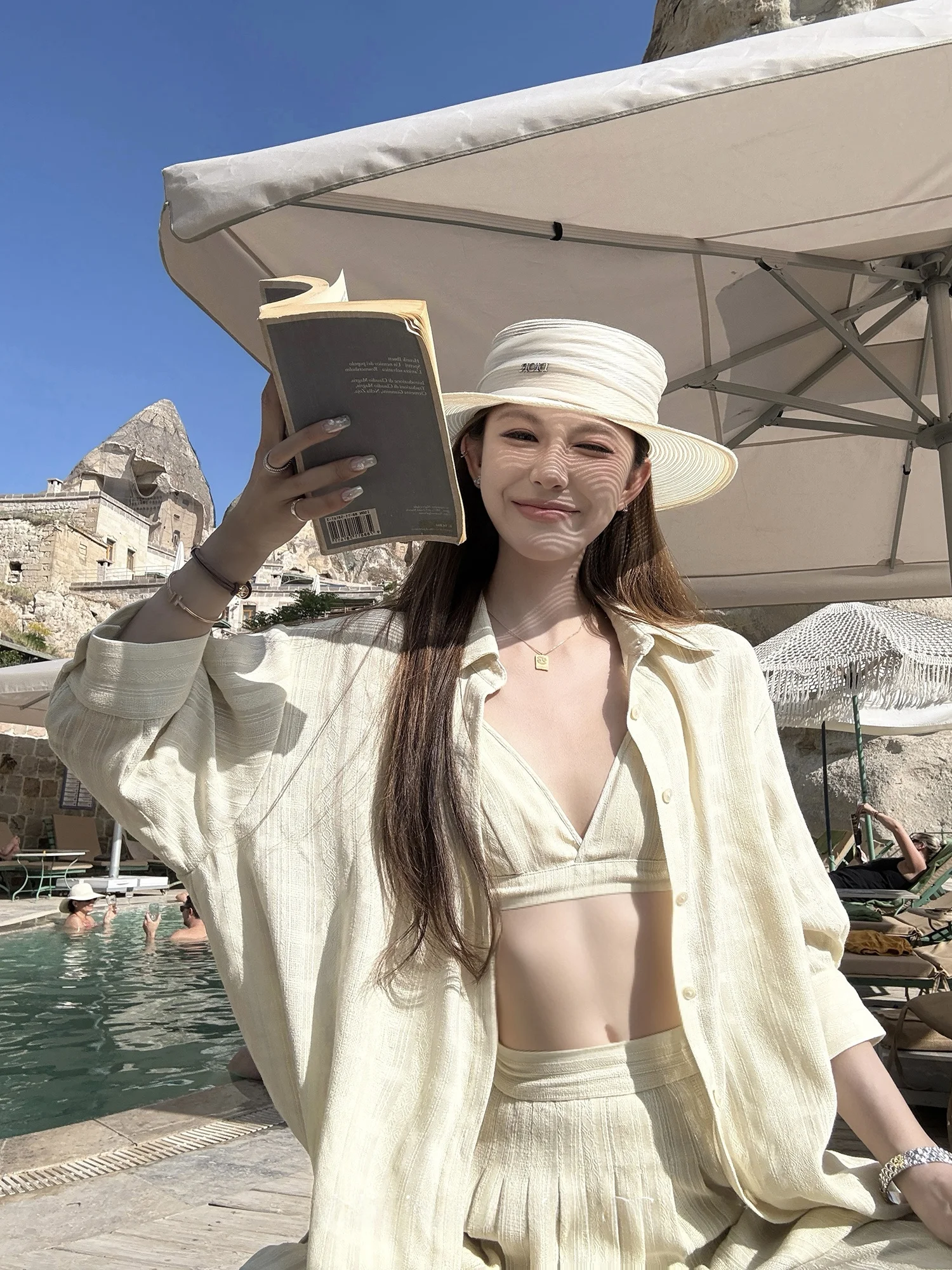 Летний повседневный комплект из футболки и брюк для женщин в стиле Old Money: легкий, дышащий, комфортный, свободный крой.
Летний повседневный комплект из футболки и брюк для женщин в стиле Old Money: легкий, дышащий, комфортный, свободный крой.