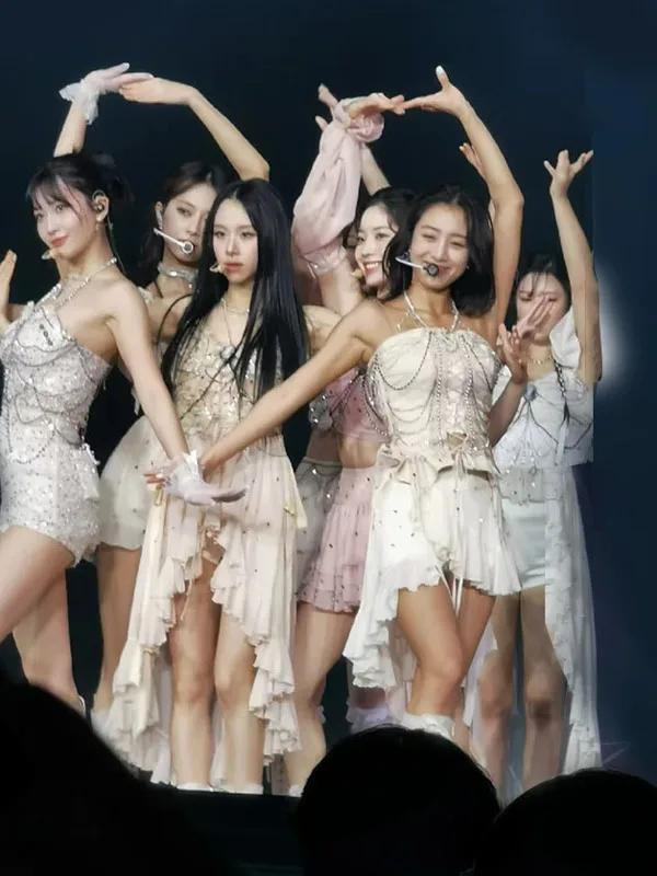 TWICE Female Group Love Idol KPOP Performance Suit Singer New Jazz Dance Costume Set Stage Performance Outfit Female Dancer
TWICE Female Group Love Idol KPOP Performance Suit Singer New Jazz Dance Costume Set Stage Performance Outfit Female Dancer