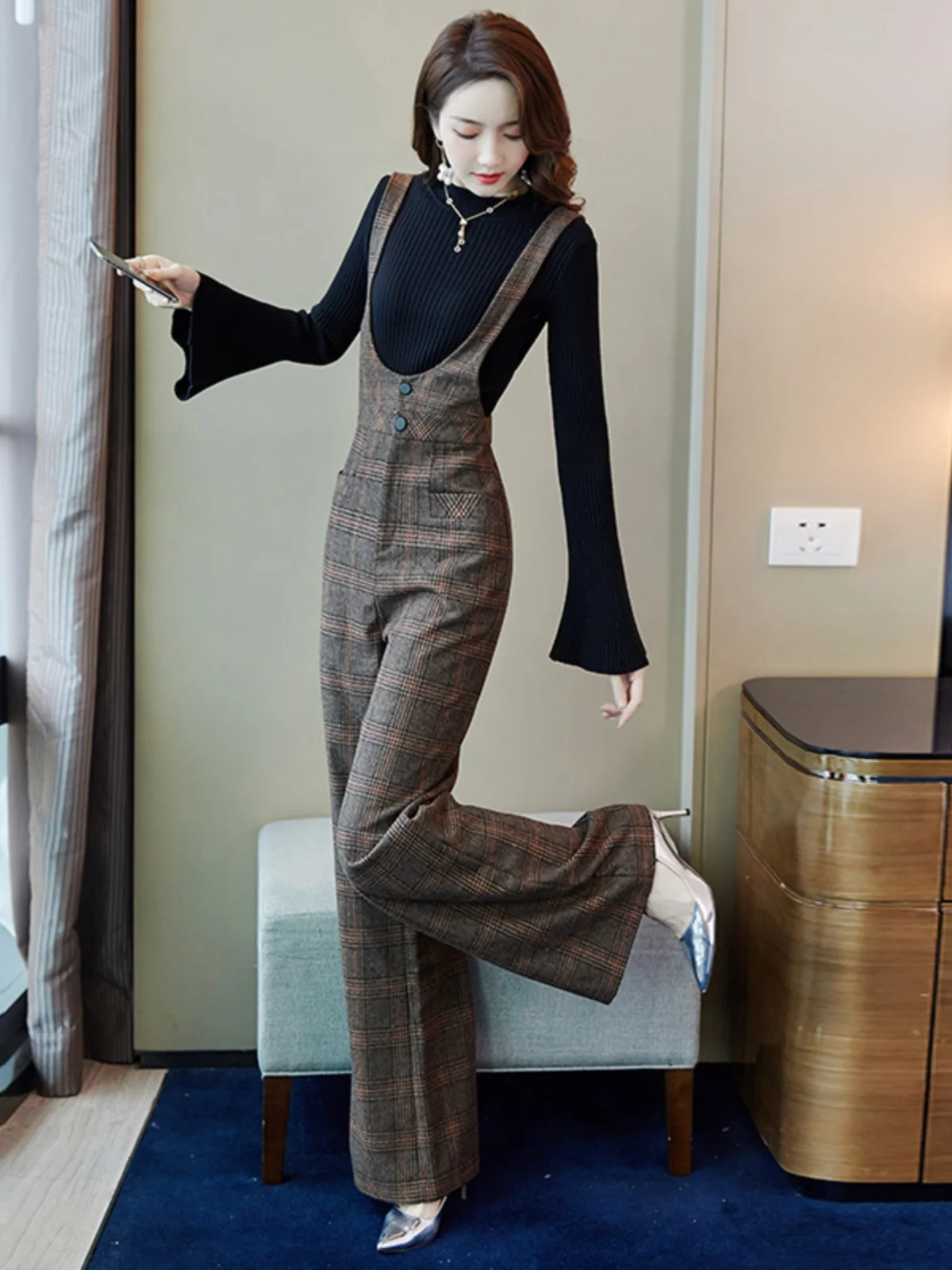 Весенне-осенние женские брюки с высокой талией и широкими штанинами, прямые, из утолщенной шерстяной ткани в клетку, модные и удобные повседневные брюки-комбинезон.
Весенне-осенние женские брюки с высокой талией и широкими штанинами, прямые, из утолщенной шерстяной ткани в клетку, модные и удобные повседневные брюки-комбинезон.