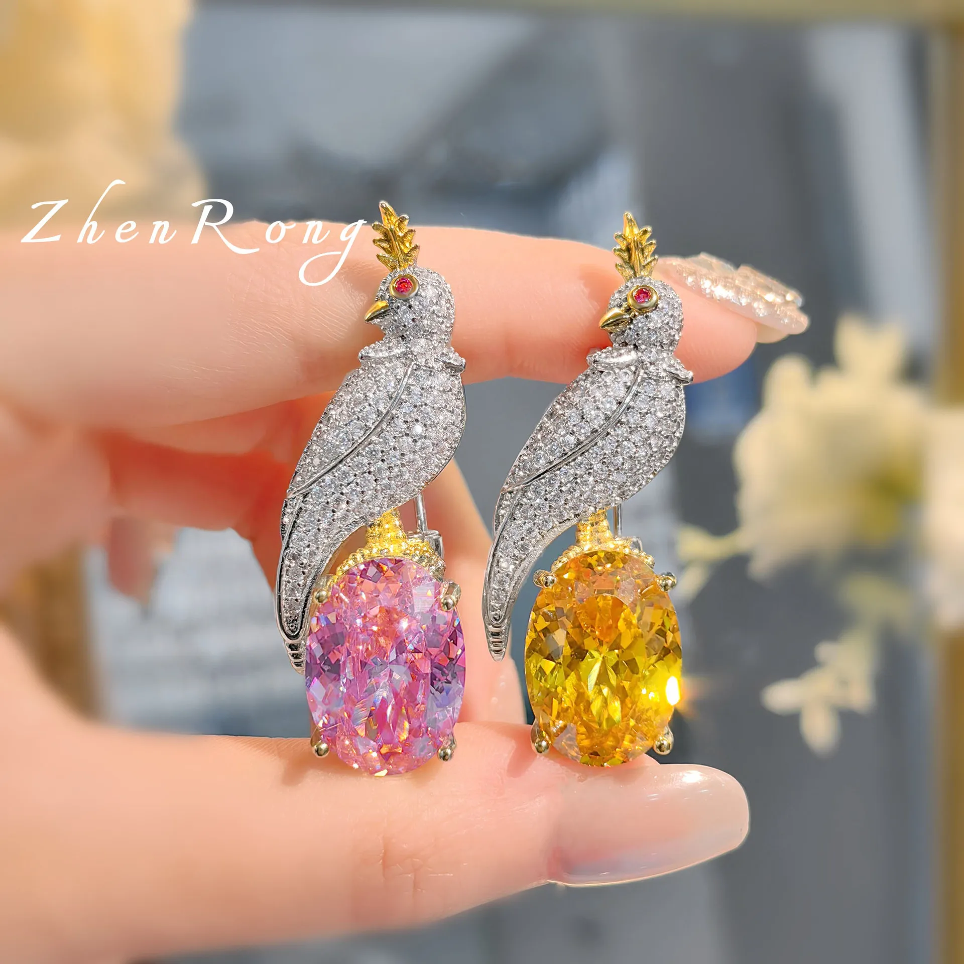 Sparkling Pink Zircon Brooch Design for Banquet Parties, Bird Shaped Yellow Zircon Brooch for Ladies
Sparkling Pink Zircon Brooch Design for Banquet Parties, Bird Shaped Yellow Zircon Brooch for Ladies