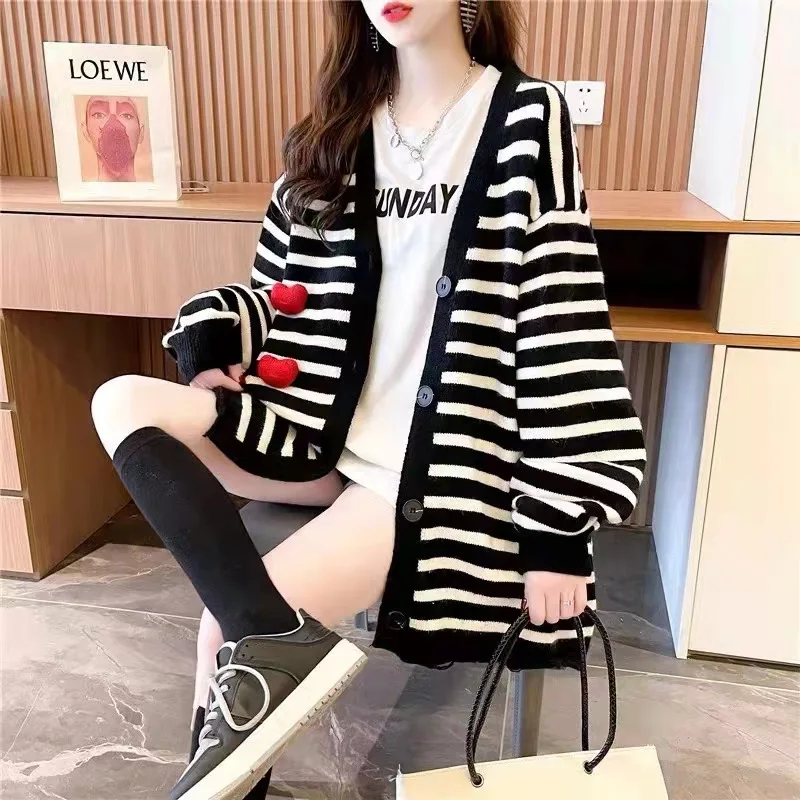 Korean fresh black and white striped knitted cardigan 2023 autumn loose casual long sleeve love college wind sweater cardigan
Korean fresh black and white striped knitted cardigan 2023 autumn loose casual long sleeve love college wind sweater cardigan