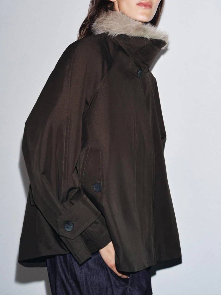 Новое поступление осени и зимы в европейском и американском стиле 2025 года, женская одежда, свободная универсальная водонепроницаемая куртка-парка с лацканами
Новое поступление осени и зимы в европейском и американском стиле 2025 года, женская одежда, свободная универсальная водонепроницаемая куртка-парка с лацканами