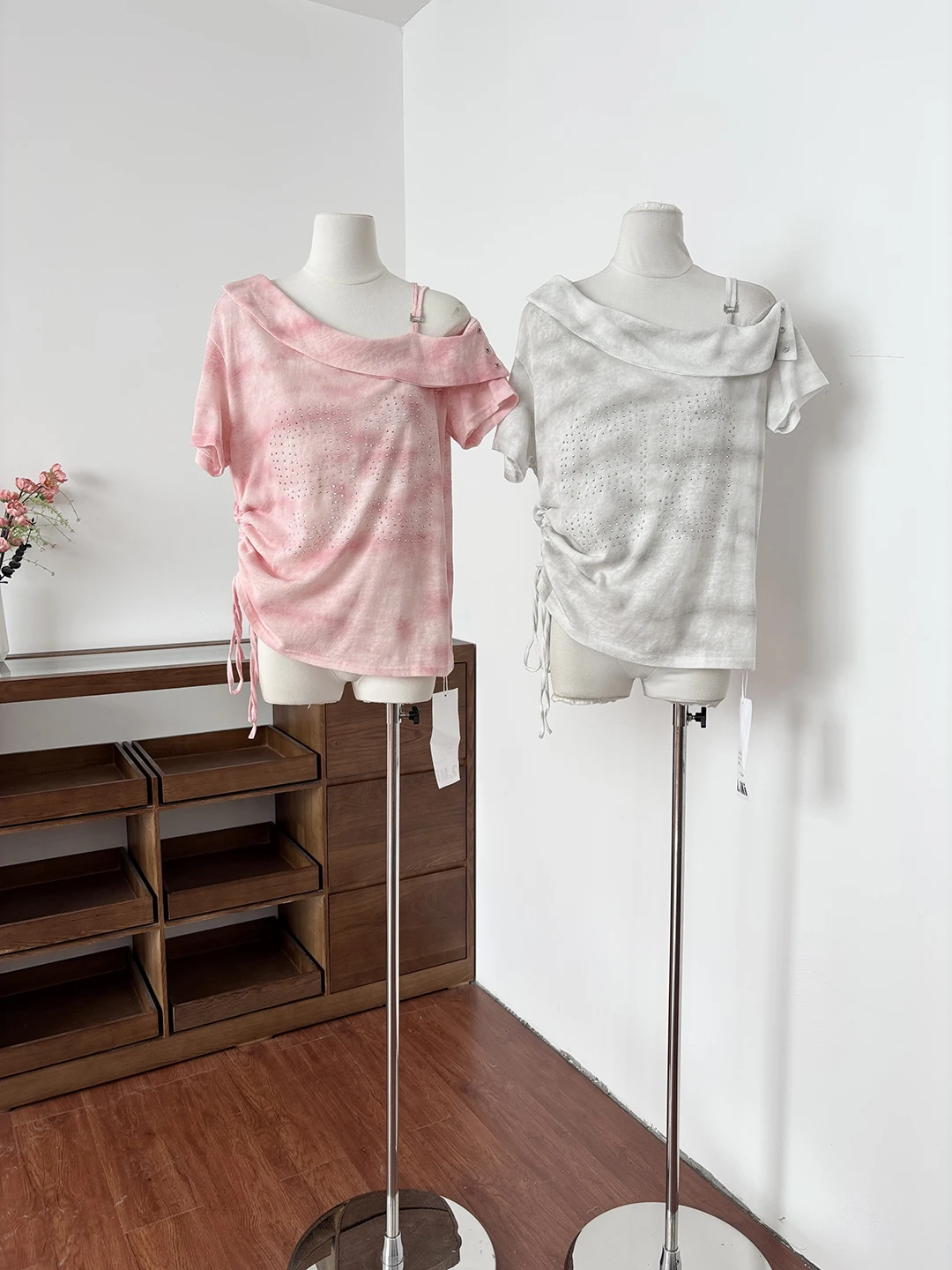Korean Style Short Sleeve T-Shirt Women Summer Design Sense Rhinestone Slimming Loose Drawstring Waist Cinched Sexy Top
Korean Style Short Sleeve T-Shirt Women Summer Design Sense Rhinestone Slimming Loose Drawstring Waist Cinched Sexy Top