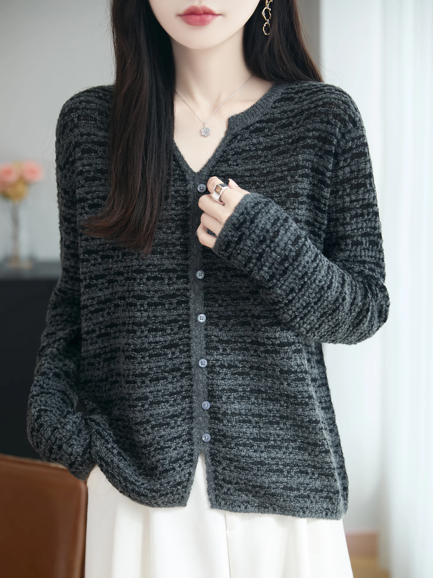 Early Autumn V-ne Knitted Base irt Women's Faionable Top Large Size Autumn Winter Sweater Casual Loose Fit Soft Knit
Early Autumn V-ne Knitted Base irt Women's Faionable Top Large Size Autumn Winter Sweater Casual Loose Fit Soft Knit