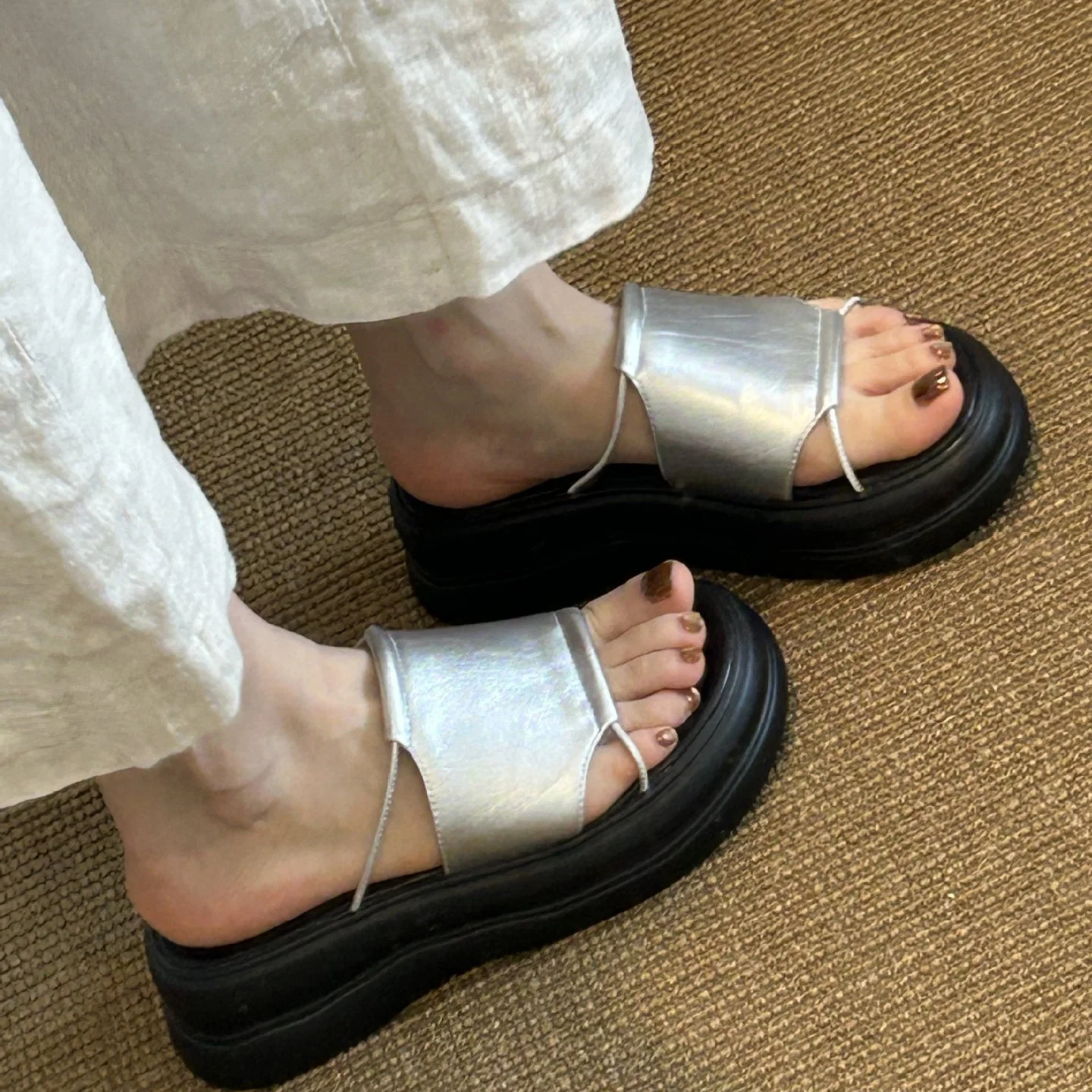 New Slippers for Women's Summer Outdoor Wear, Fashionable French Style Wear-resistant Thick Soled Sandals Design Inspired S
New Slippers for Women's Summer Outdoor Wear, Fashionable French Style Wear-resistant Thick Soled Sandals Design Inspired S
